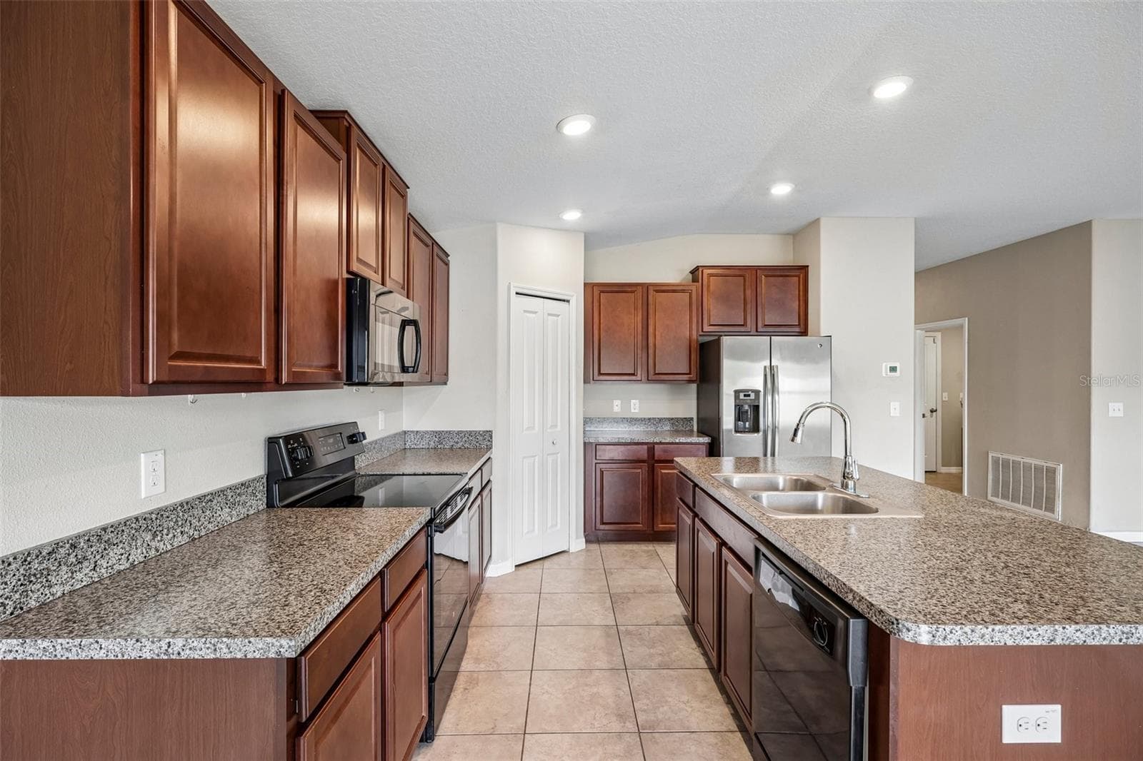 Single Family Residence at 4103 GLOBE THISTLE DR, TAMPA, photo 7 of 42