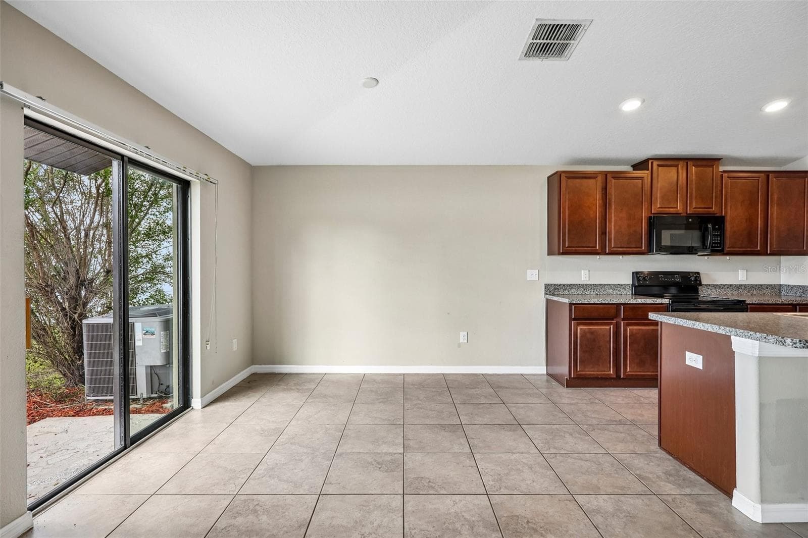 Single Family Residence at 4103 GLOBE THISTLE DR, TAMPA, photo 8 of 42