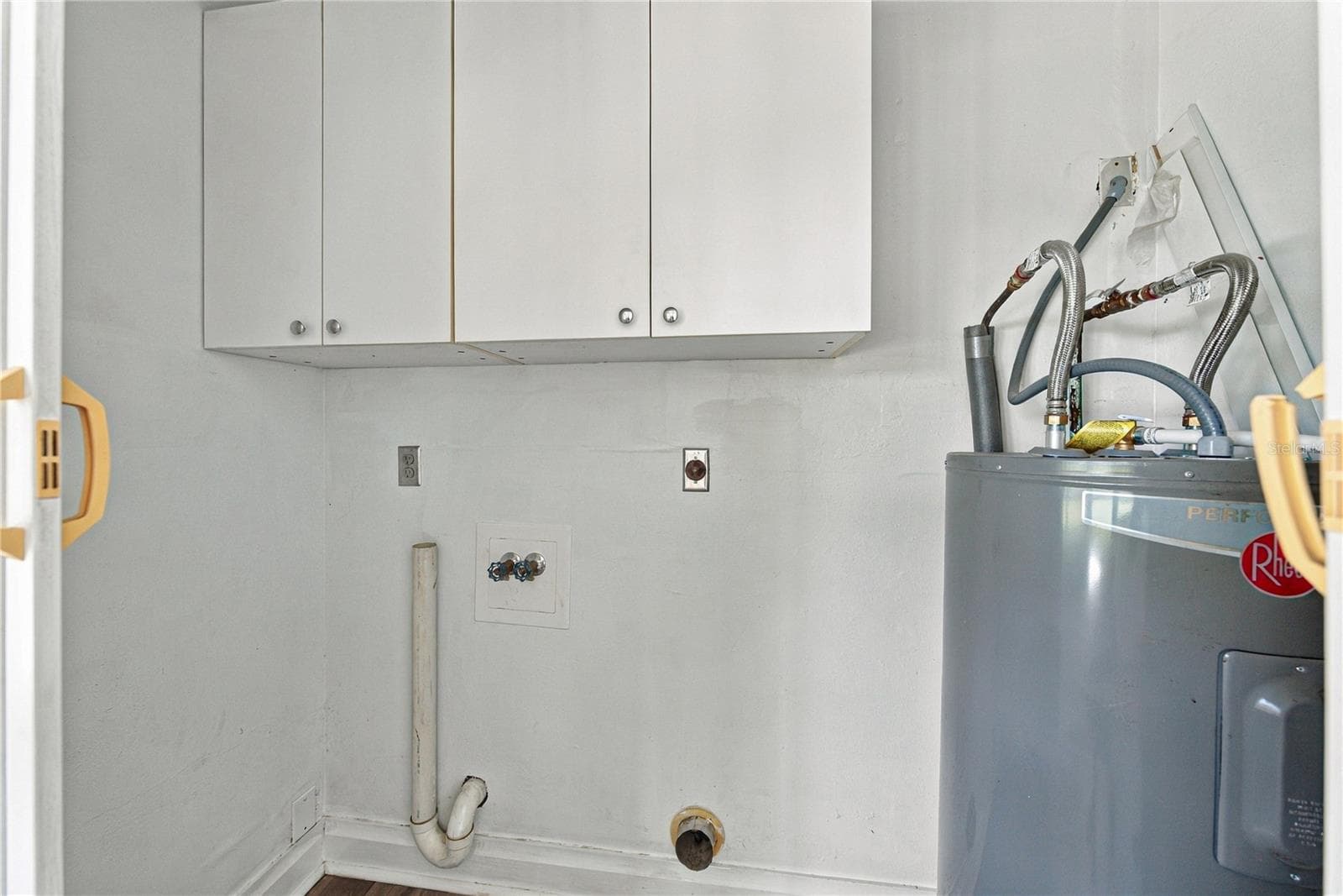 Laundry off of sunroom - 4075 MARIE DR, LAKELAND