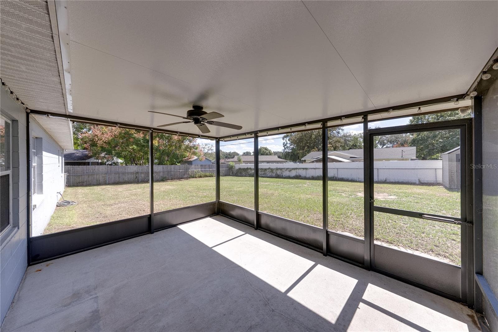 Screened in Patio - 4075 MARIE DR, LAKELAND