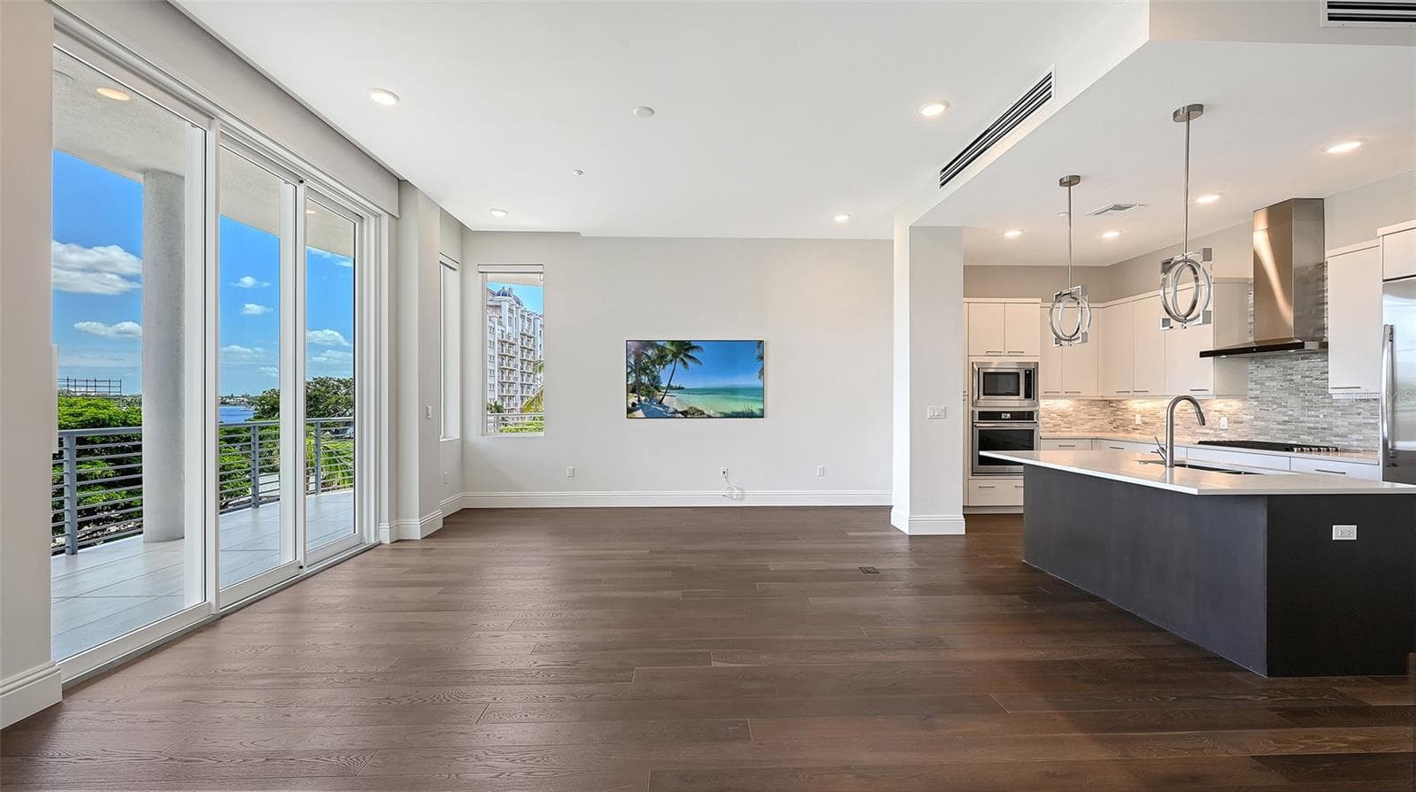 Great room/living area w engineered hardwood floors - 609 GOLDEN GATE PT #301, SARASOTA