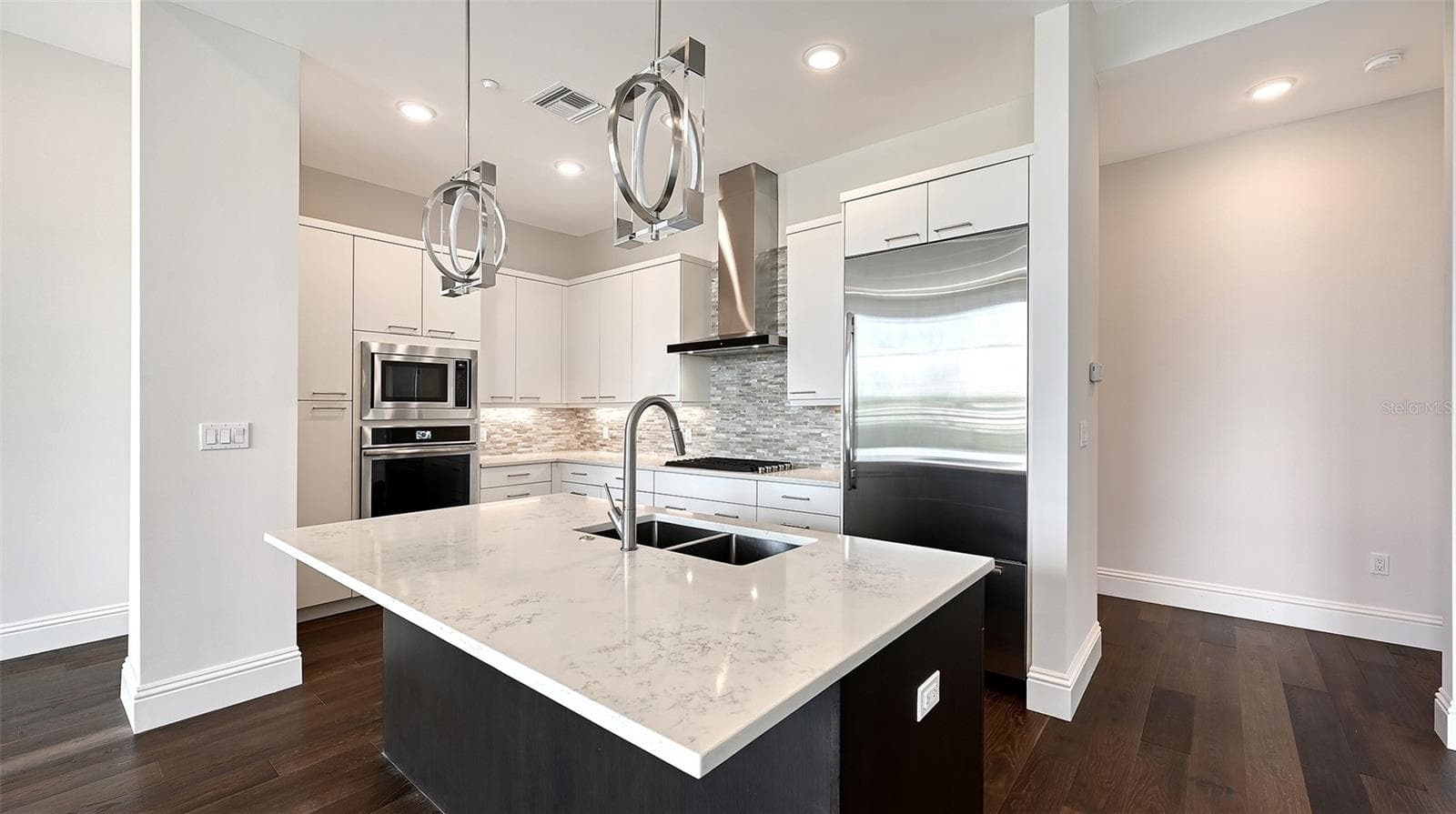 Kitchen island area - 609 GOLDEN GATE PT #301, SARASOTA