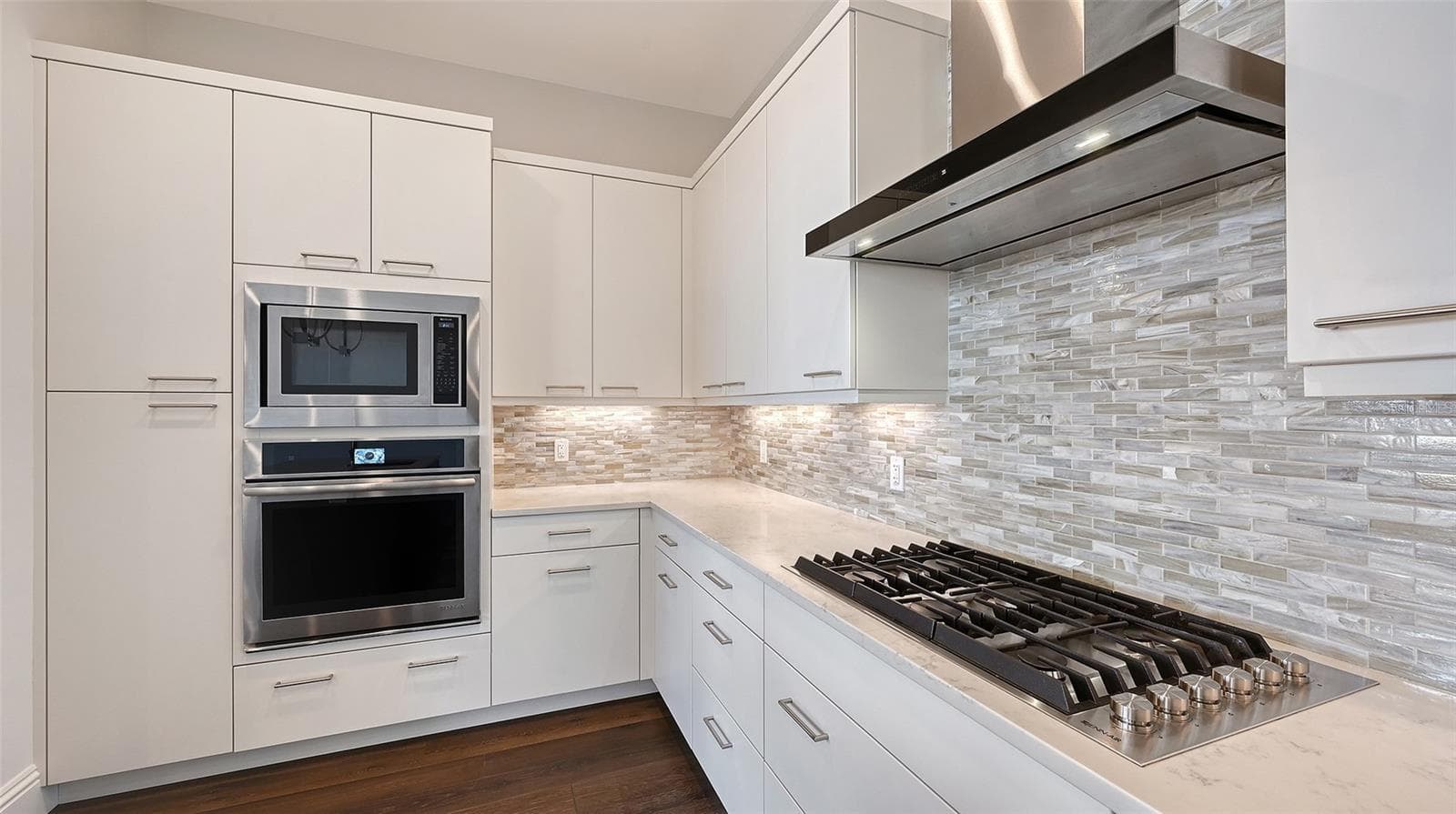 Gas cooktop with vented hood and bullt in oven with microwave - 609 GOLDEN GATE PT #301, SARASOTA
