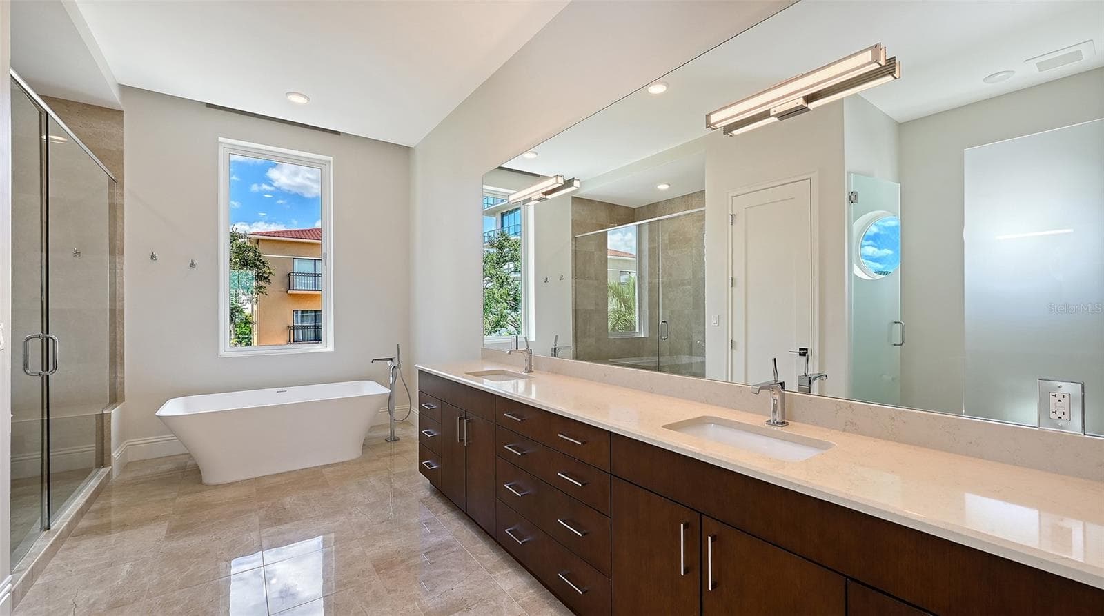 Primary large spa like bathroom - 609 GOLDEN GATE PT #301, SARASOTA