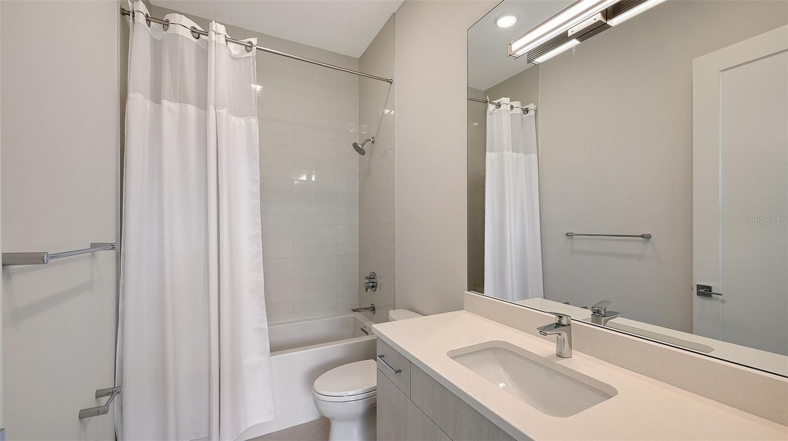 3rd bath with tub shower - 609 GOLDEN GATE PT #301, SARASOTA
