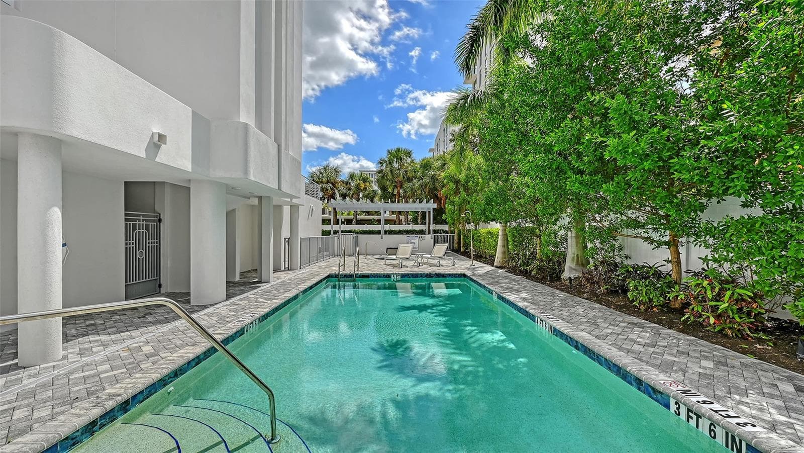 Pool w Jacuzzi at other end - 609 GOLDEN GATE PT #301, SARASOTA
