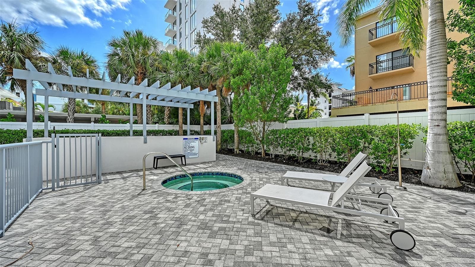 Separate Jacuzzi off of pool - 609 GOLDEN GATE PT #301, SARASOTA