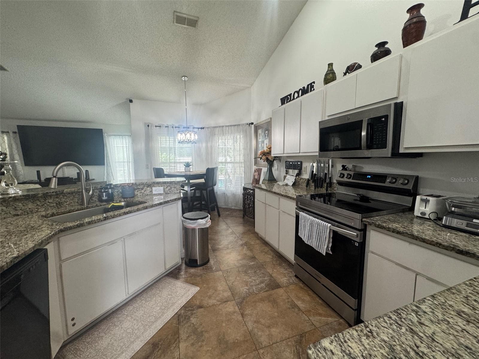 Nice bright kitchen - 4470 SW 132 PL, OCALA