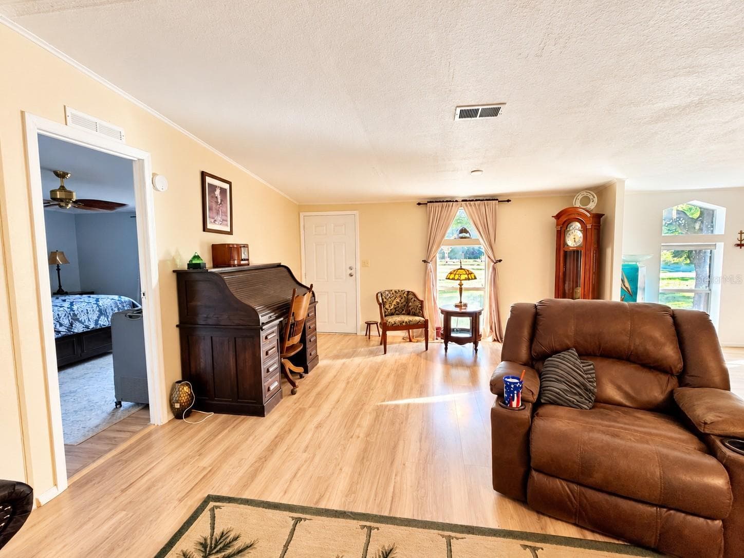 entryway and living room - 455 NE 112TH AVE, OLD TOWN
