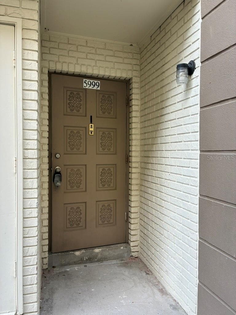 Front door entry - 5999 VILLAGE CIR #990, ORLANDO