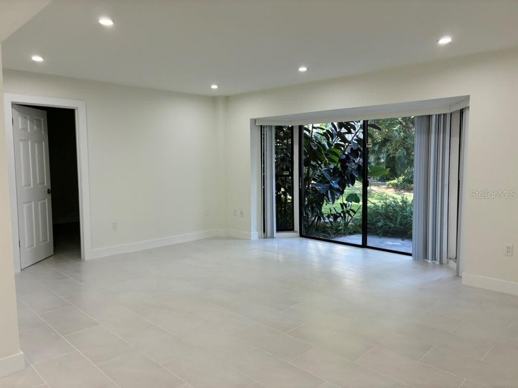 Living room as seen from front door - 5999 VILLAGE CIR #990, ORLANDO