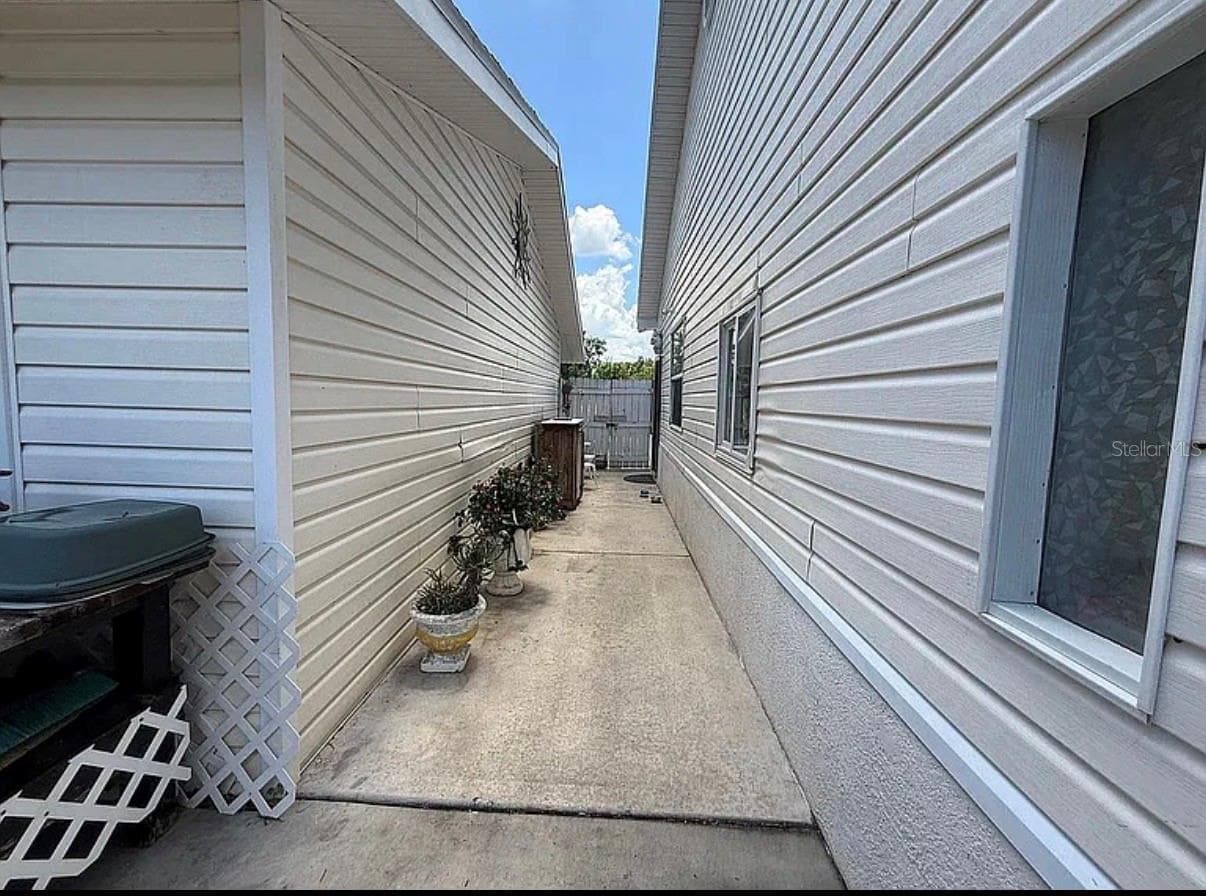 Single Family Residence at 406 SEMINOLE LAKE BLVD, PLANT CITY, photo 4 of 36