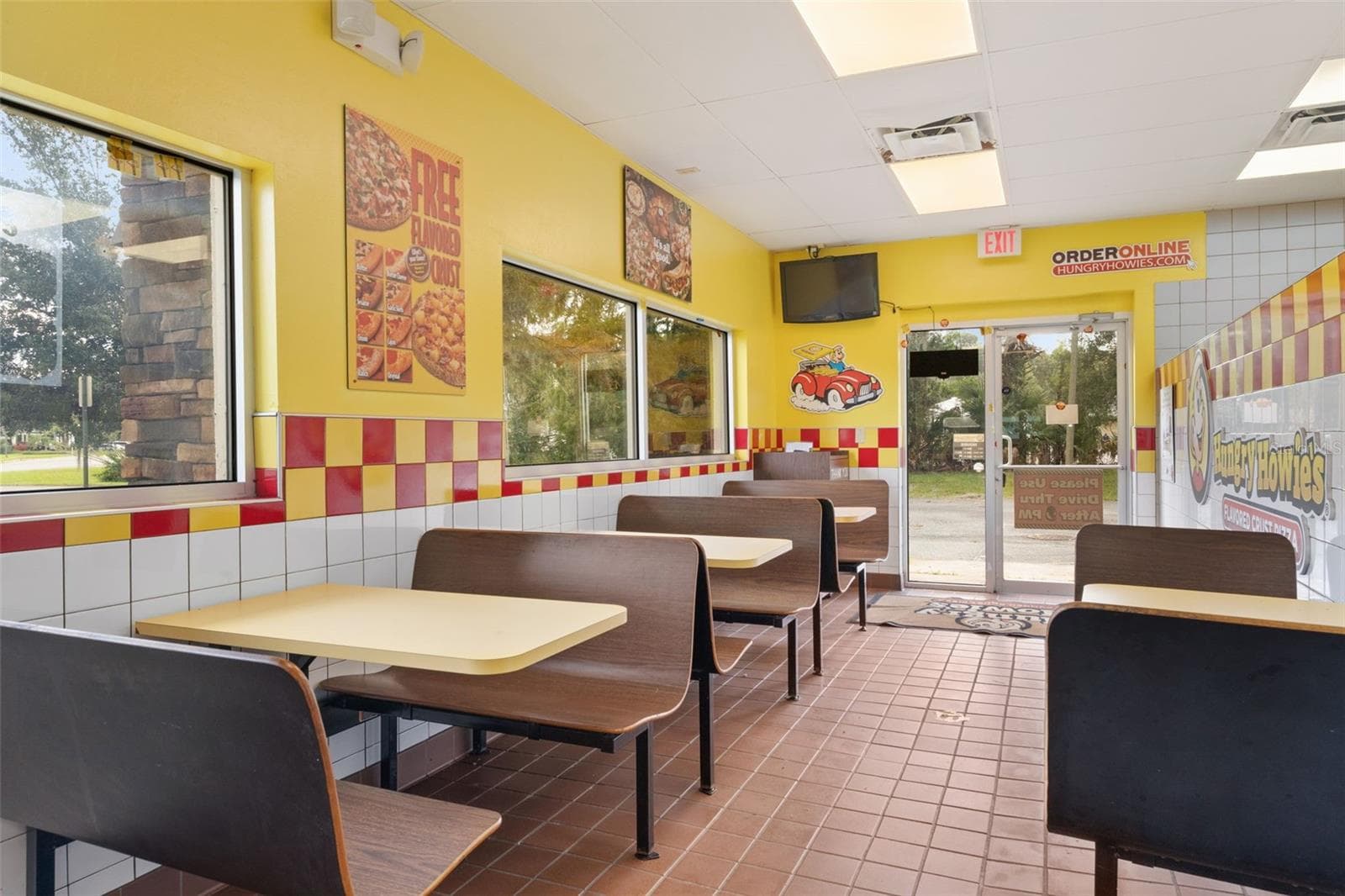Restaurant at 1708 N YOUNG BLVD, CHIEFLAND, photo 7 of 33