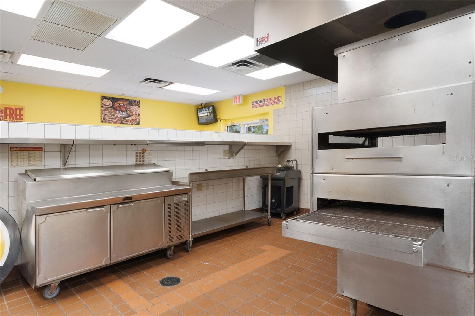 Restaurant at 1708 N YOUNG BLVD, CHIEFLAND, photo 10 of 33