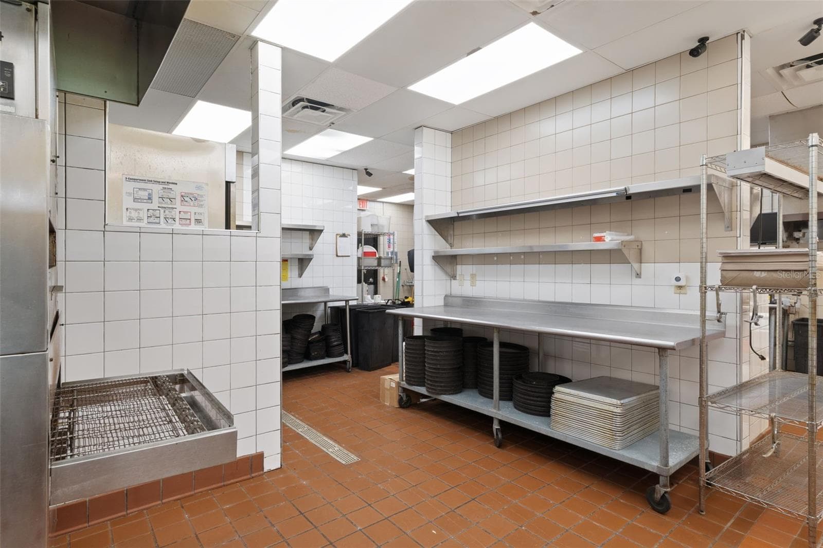 Restaurant at 1708 N YOUNG BLVD, CHIEFLAND, photo 12 of 33