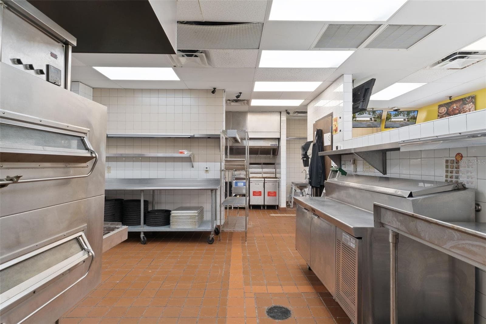 Restaurant at 1708 N YOUNG BLVD, CHIEFLAND, photo 13 of 33
