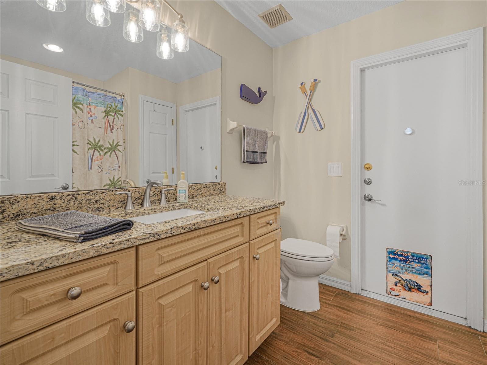 Hall bathroom leads to pool and has granite counters - 5868 HIGH RIDGE LOOP, LAKELAND