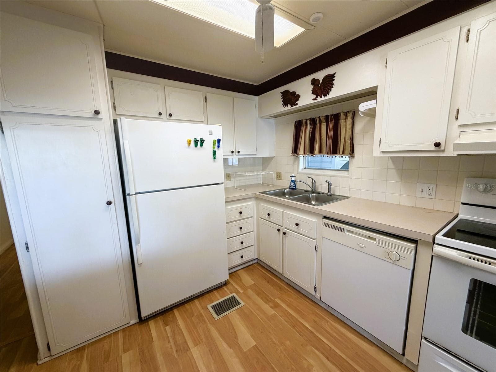 Mobile Home at 101 MANDARIN CV, LEESBURG, photo 8 of 53