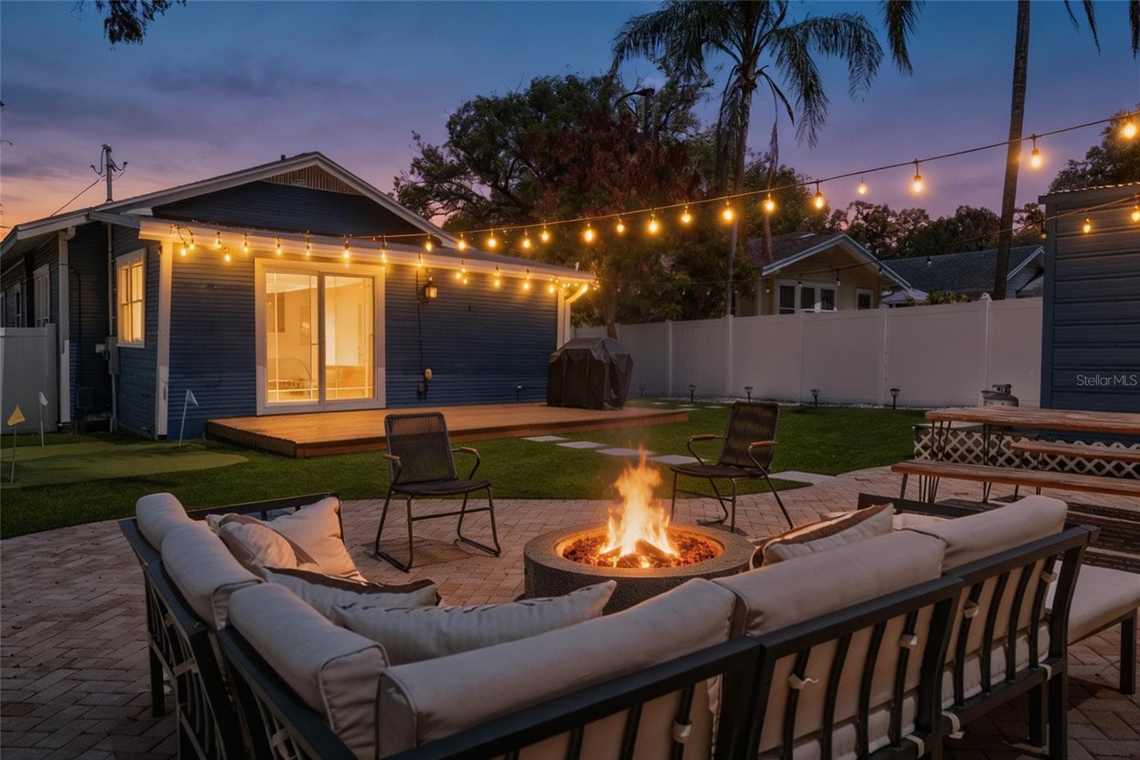 Backyard with fire pit & turf - 324 W HAYA ST, TAMPA