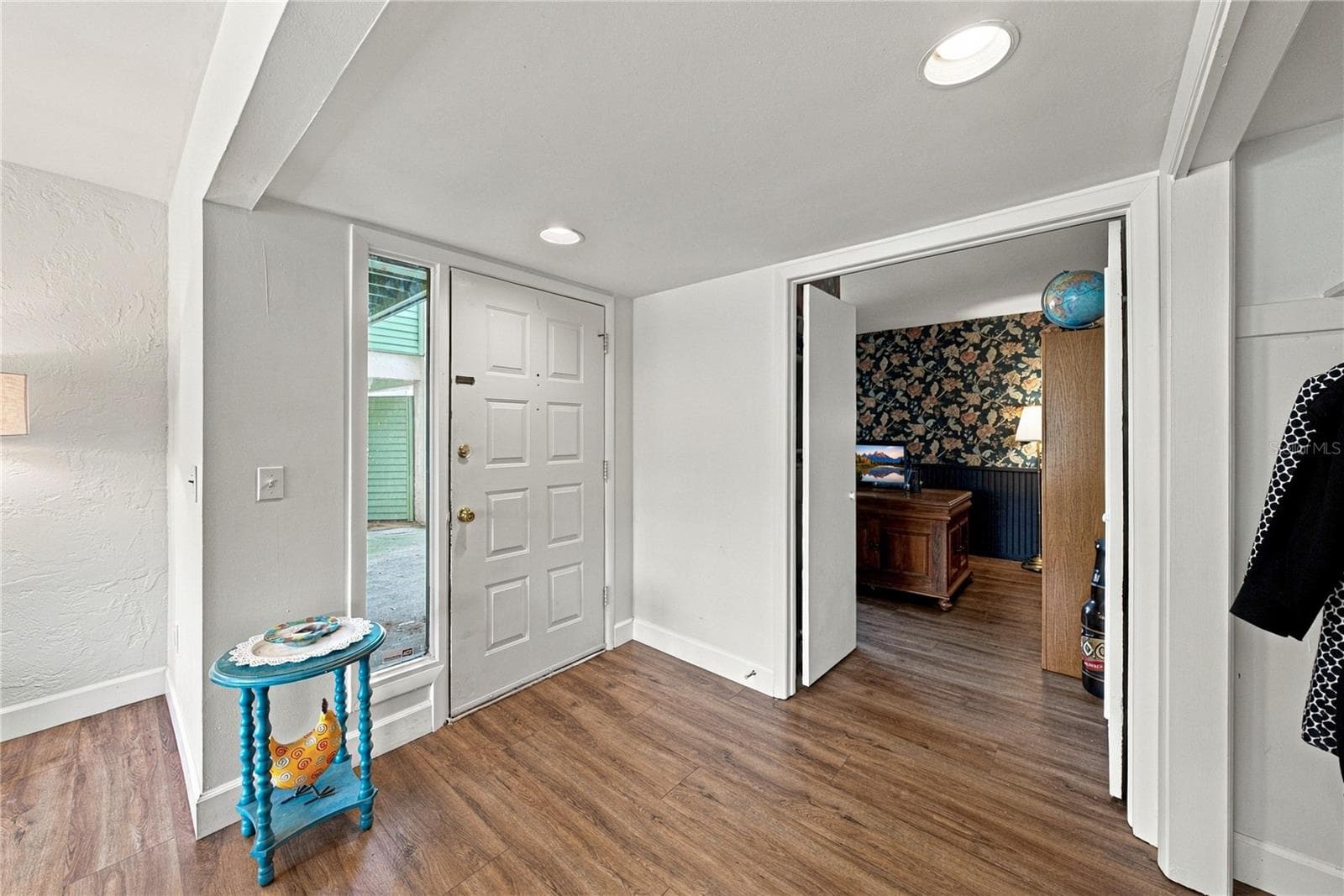 Spacious Front Entry Foyer with 3rd Bed or Office Space - 4106 PINELAKE LN #101, TAMPA