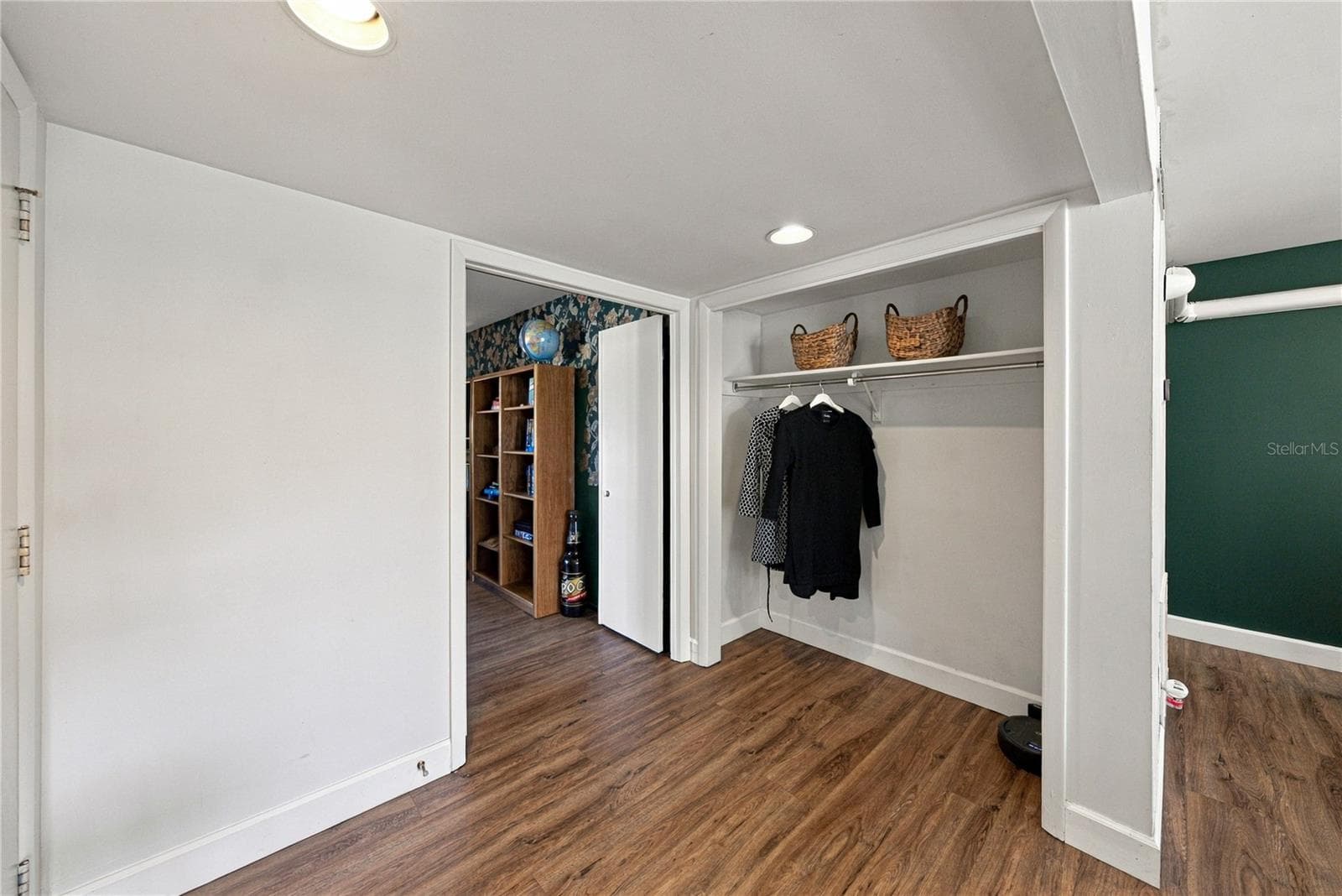 Spacious Front Entry Foyer LVP throughout the entire home! - 4106 PINELAKE LN #101, TAMPA