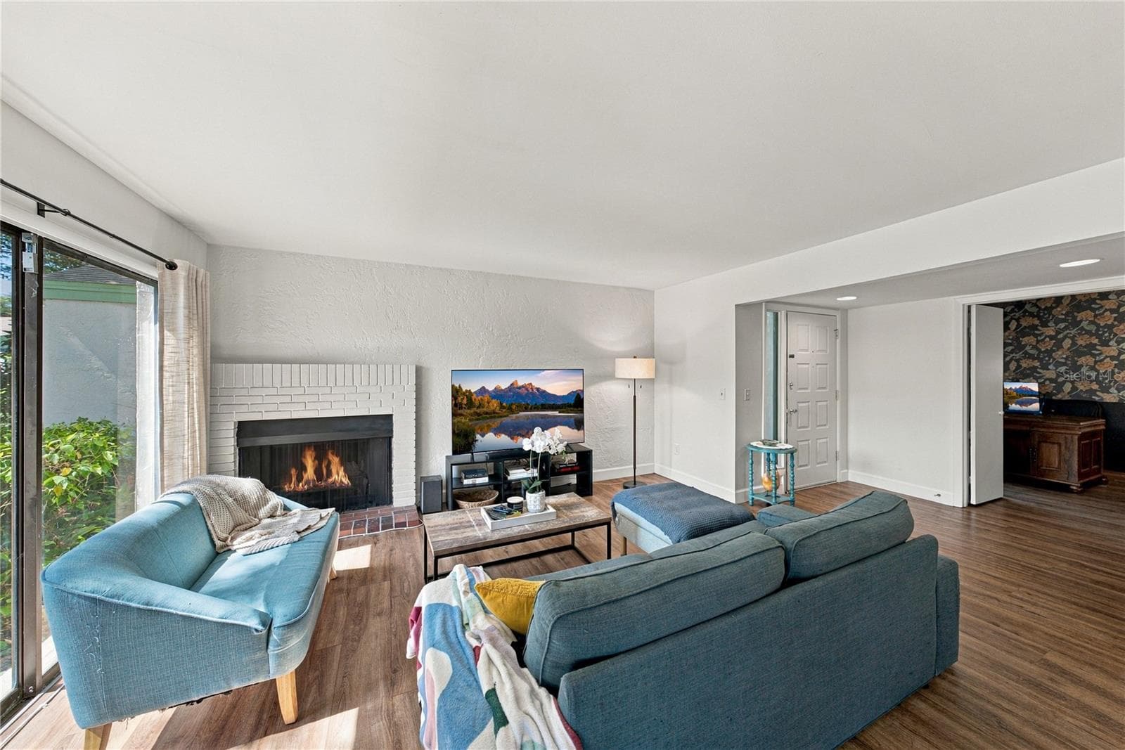 Charming Living Room Area with Beautiful Wood Burning Fireplace - 4106 PINELAKE LN #101, TAMPA