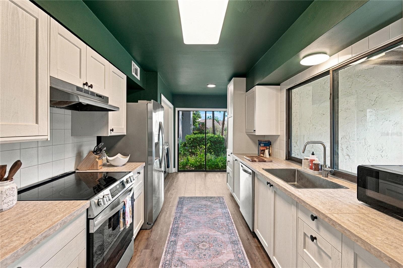 Remodeled Kitchen with All NEW Cabinets, NEW Countertops, NEW Appliances and Fixtures! - 4106 PINELAKE LN #101, TAMPA