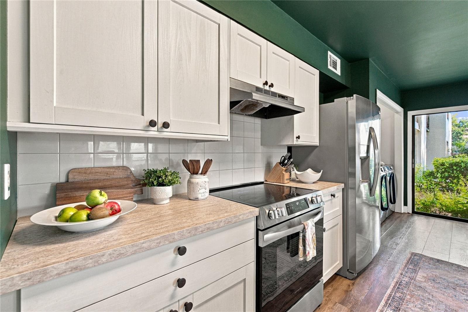 Remodeled Kitchen with All NEW Cabinets, NEW Countertops, NEW Appliances and Fixtures! - 4106 PINELAKE LN #101, TAMPA