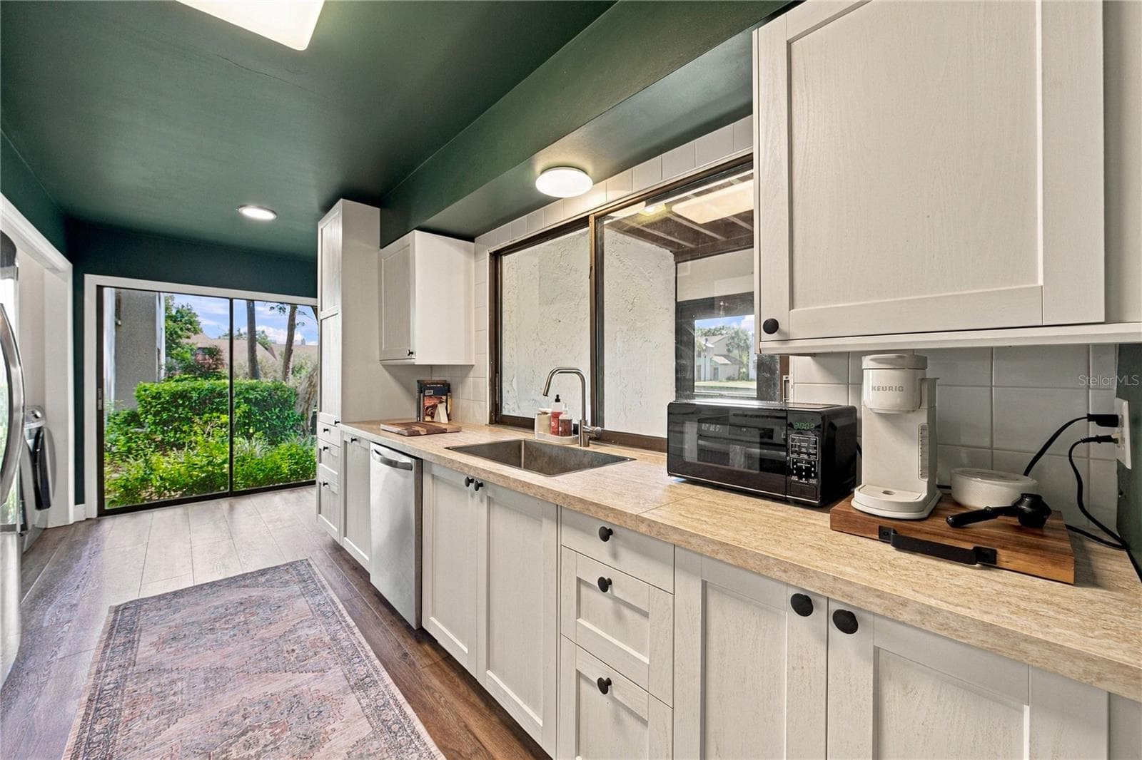 Remodeled Kitchen with All NEW Cabinets, NEW Countertops, NEW Appliances and Fixtures! - 4106 PINELAKE LN #101, TAMPA