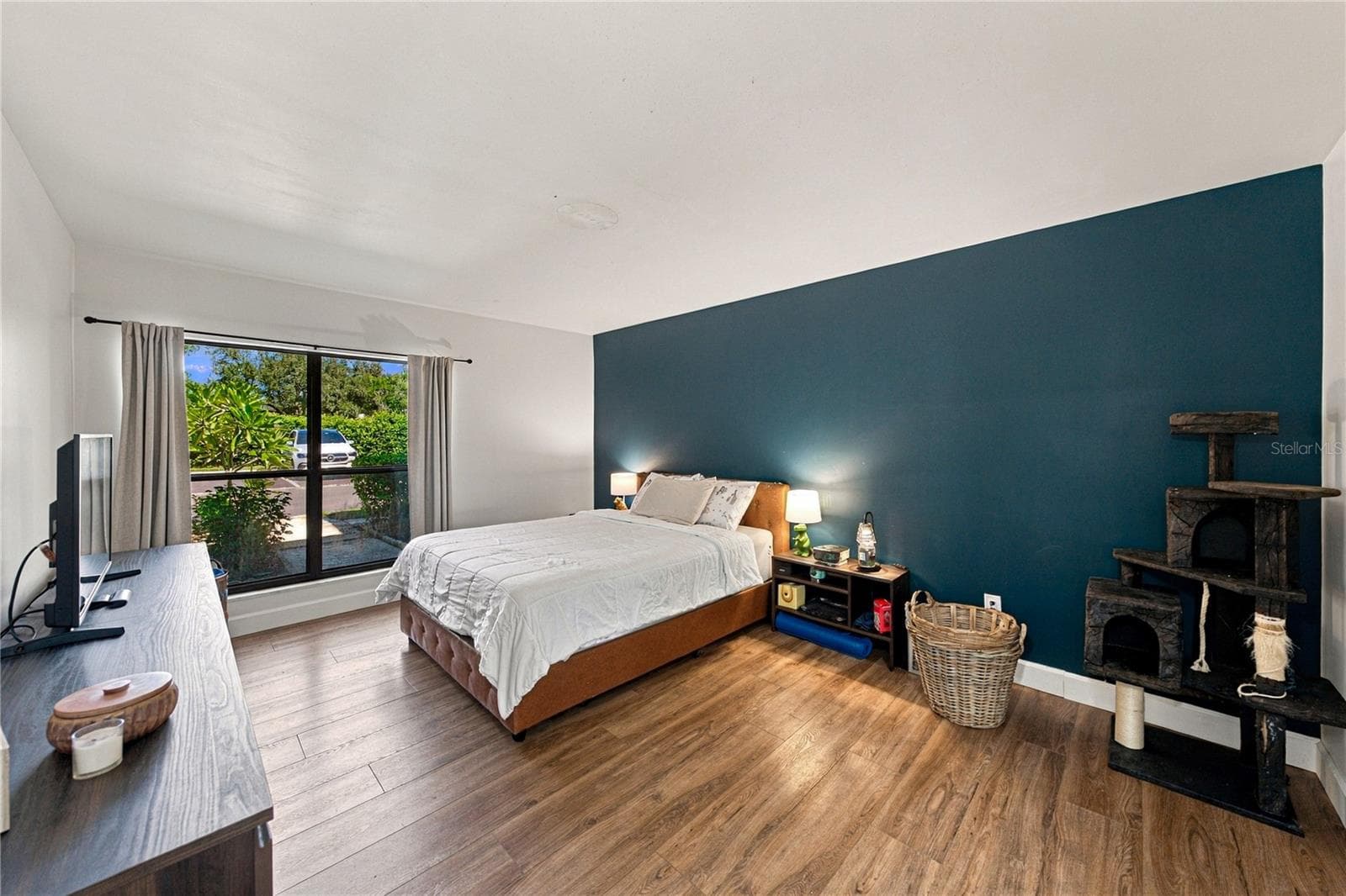 Massive Primary Suite Fresh and Clean with On Suite Bath and Walk In Closet - 4106 PINELAKE LN #101, TAMPA