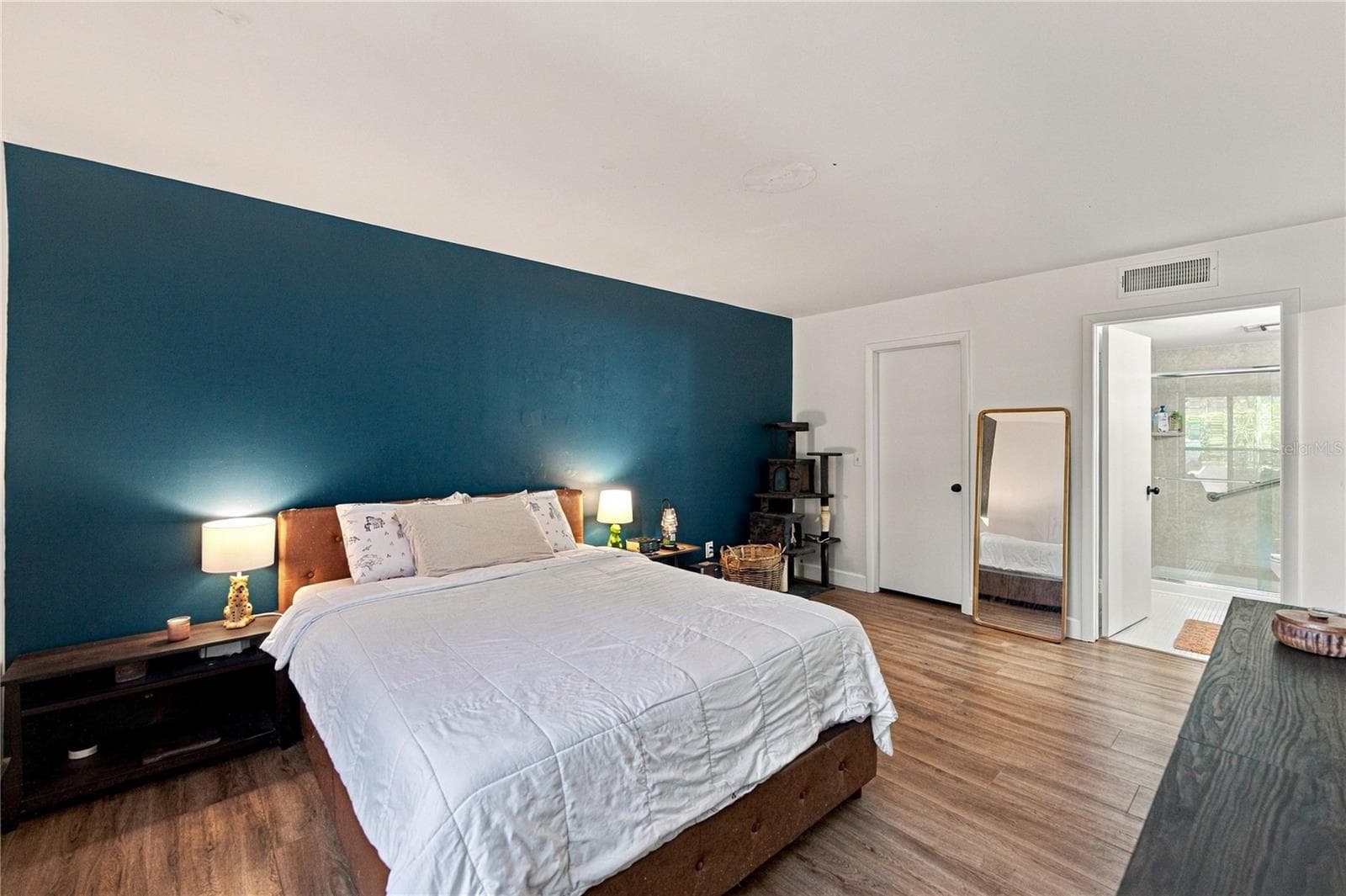 Massive Primary Suite Fresh and Clean with On Suite Bath and Walk In Closet - 4106 PINELAKE LN #101, TAMPA