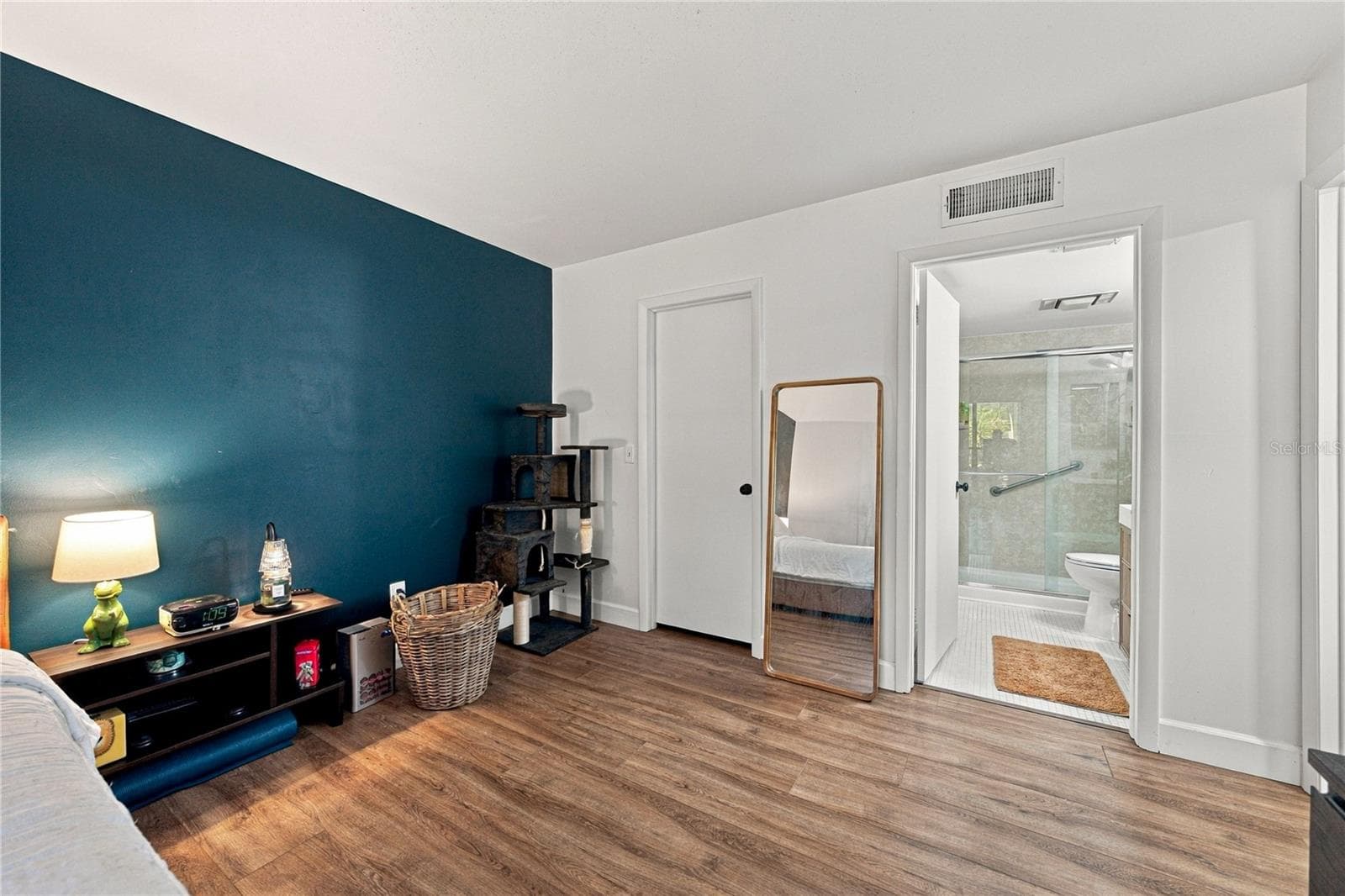 Massive Primary Suite Fresh and Clean with On Suite Bath and Walk In Closet - 4106 PINELAKE LN #101, TAMPA