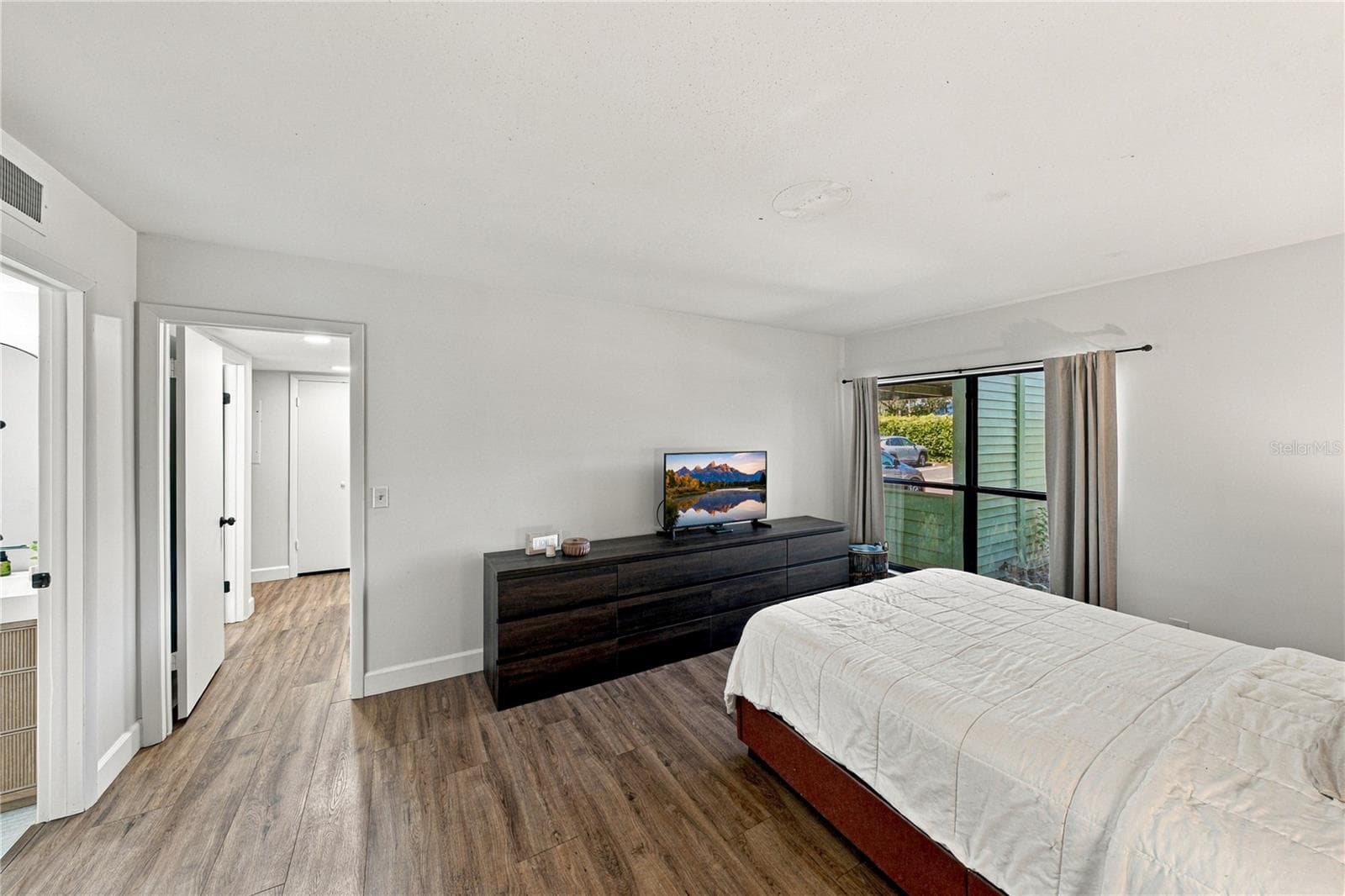 Massive Primary Suite Fresh and Clean with On Suite Bath and Walk In Closet - 4106 PINELAKE LN #101, TAMPA