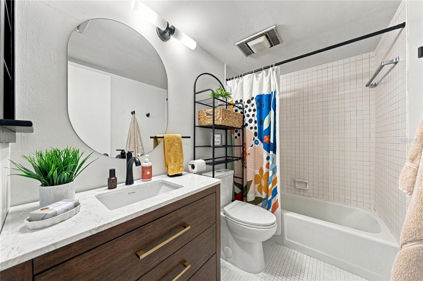Remodeled Second Bath with Beautiful Vanity and Tub & Shower. - 4106 PINELAKE LN #101, TAMPA