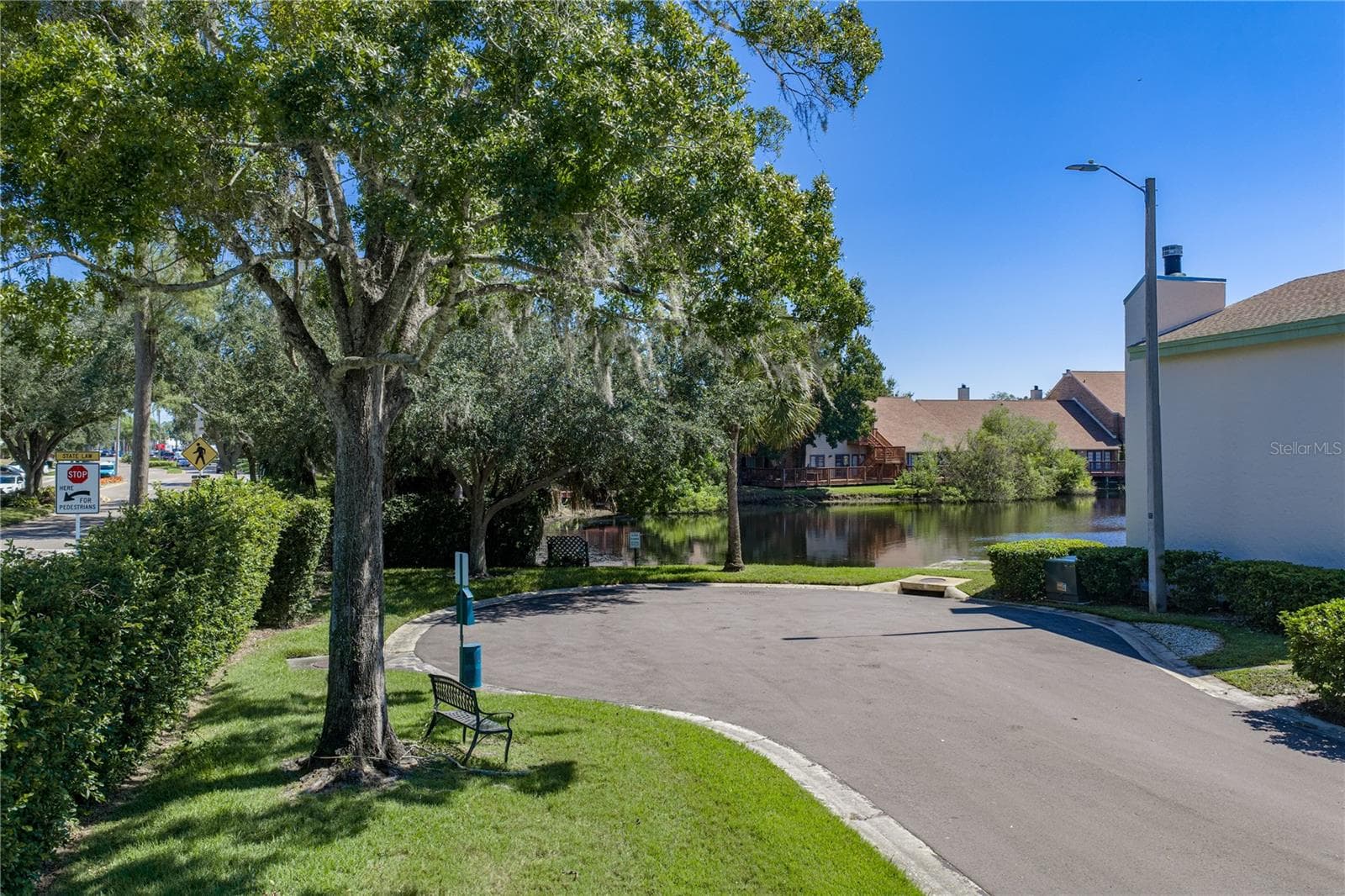 Unit on a Cul de Sac with loads of extra parking - 4106 PINELAKE LN #101, TAMPA
