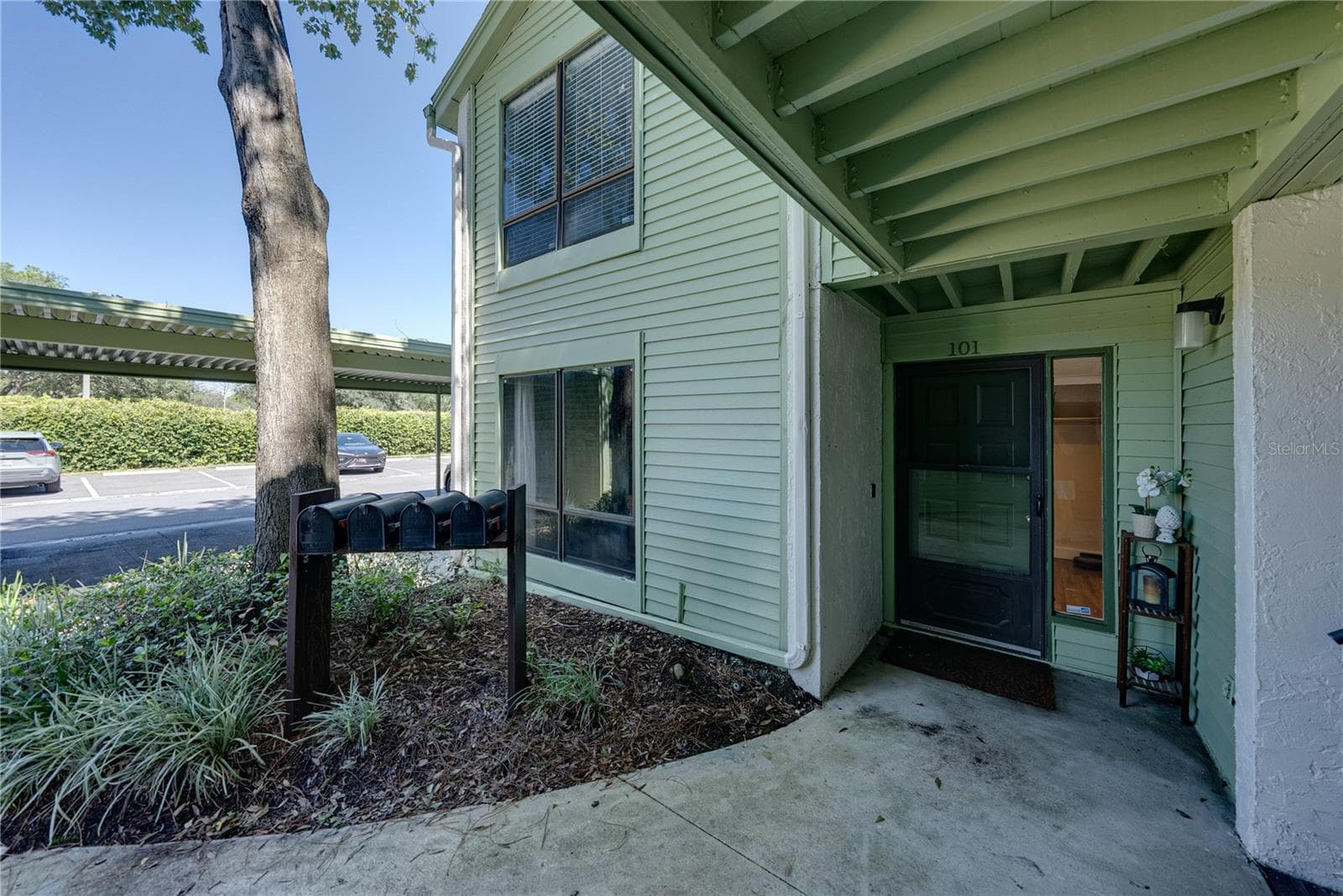 Private Front Entry to Unit - 4106 PINELAKE LN #101, TAMPA
