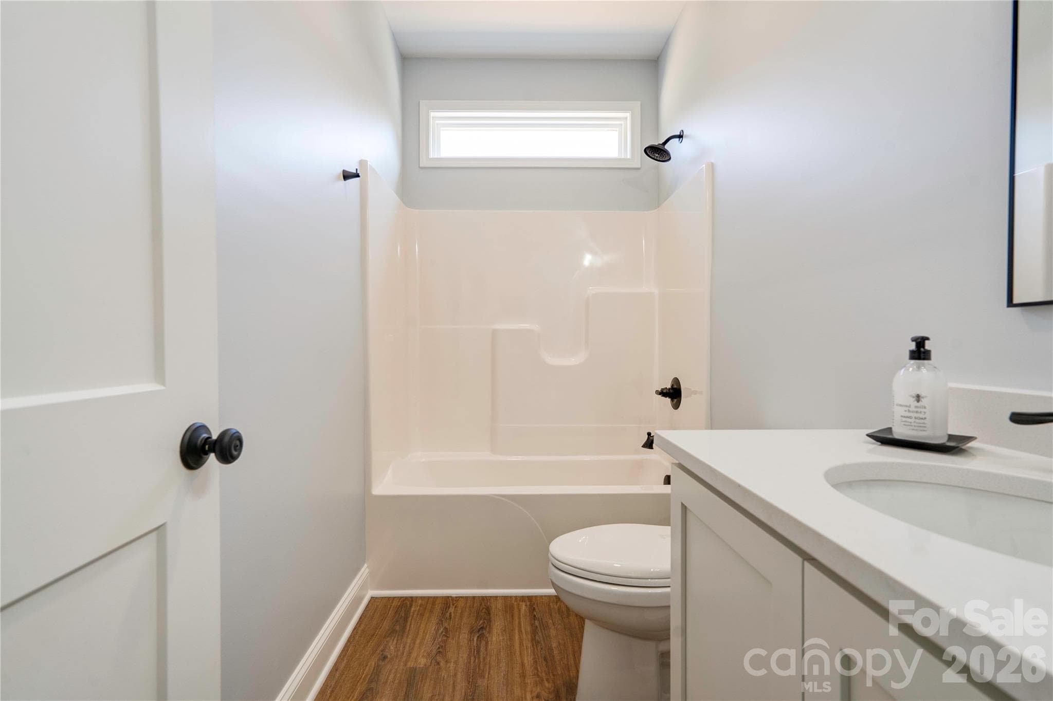 Hall Bathroom - 231 Hardin Circle, Grover