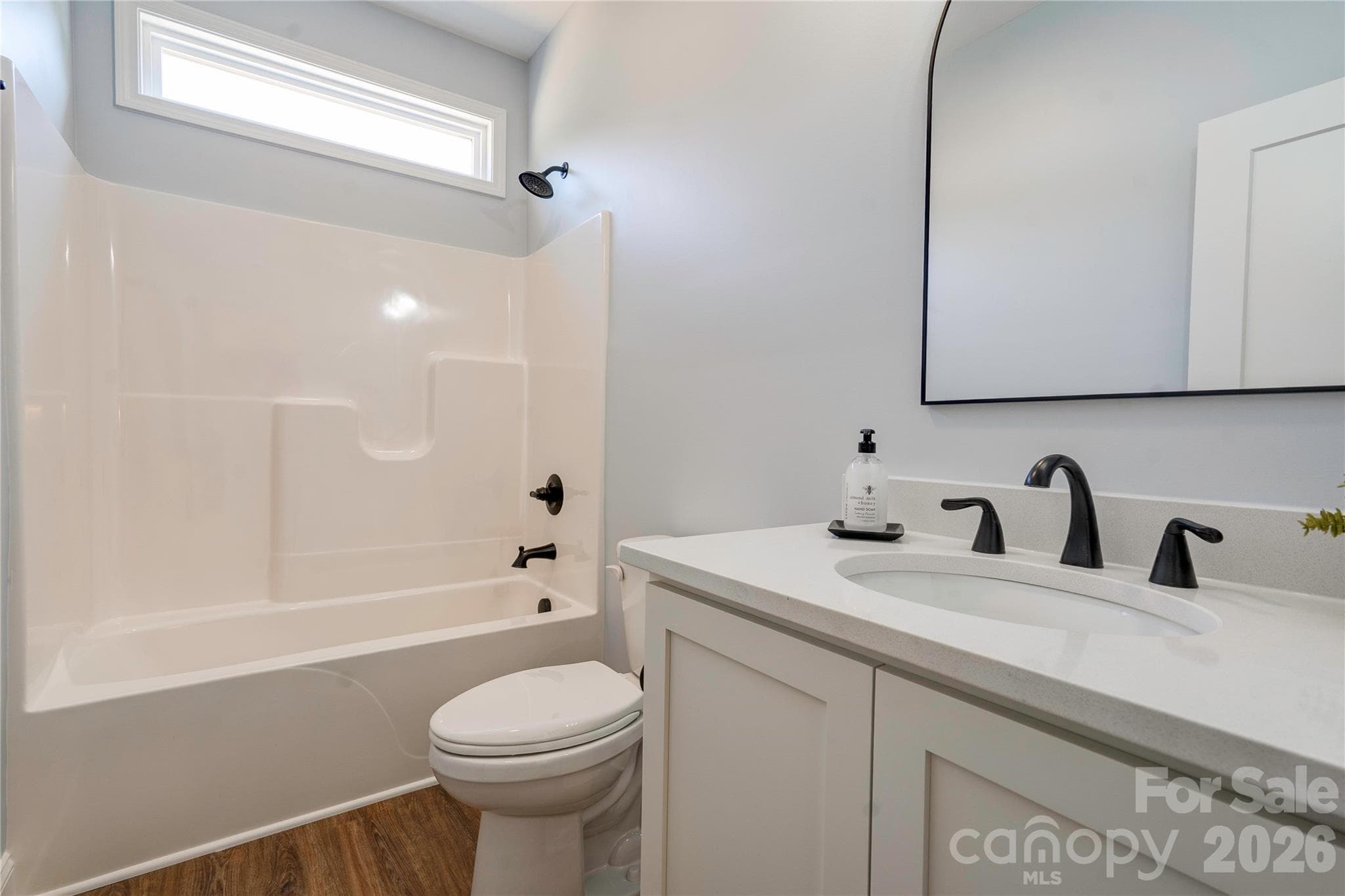 Hall Bathroom - 231 Hardin Circle, Grover