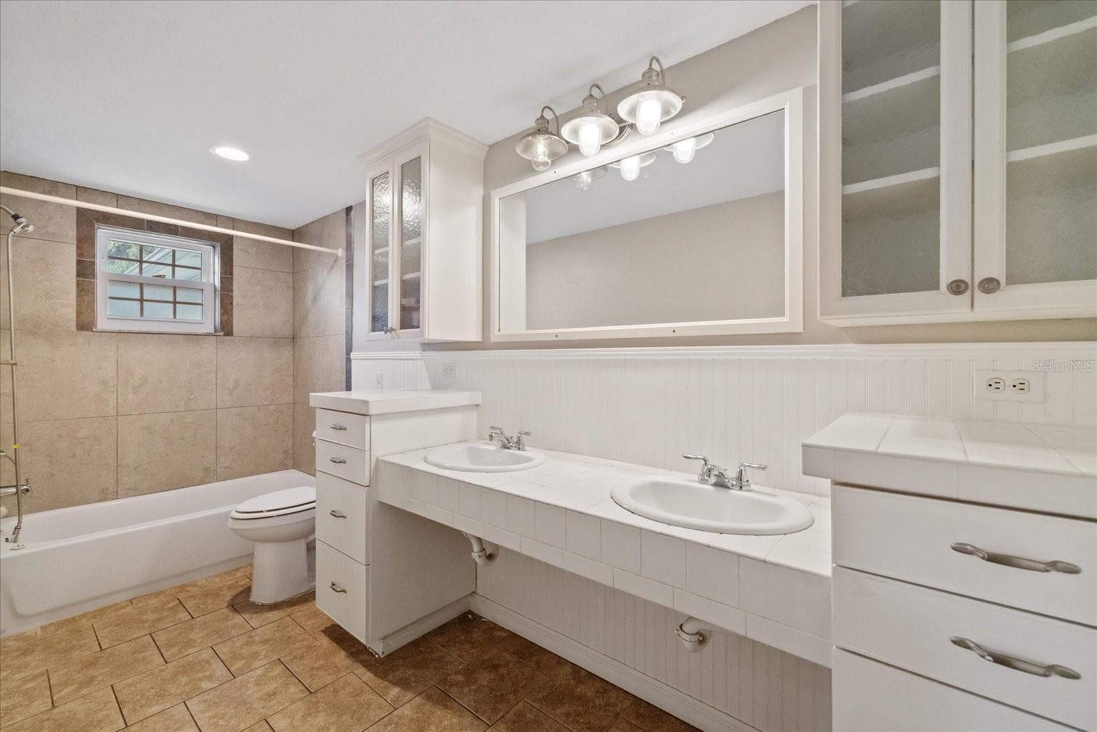 Primary Ensuite with Double Sinks and Tub - 5412 CARLTON RD, NEW PORT RICHEY