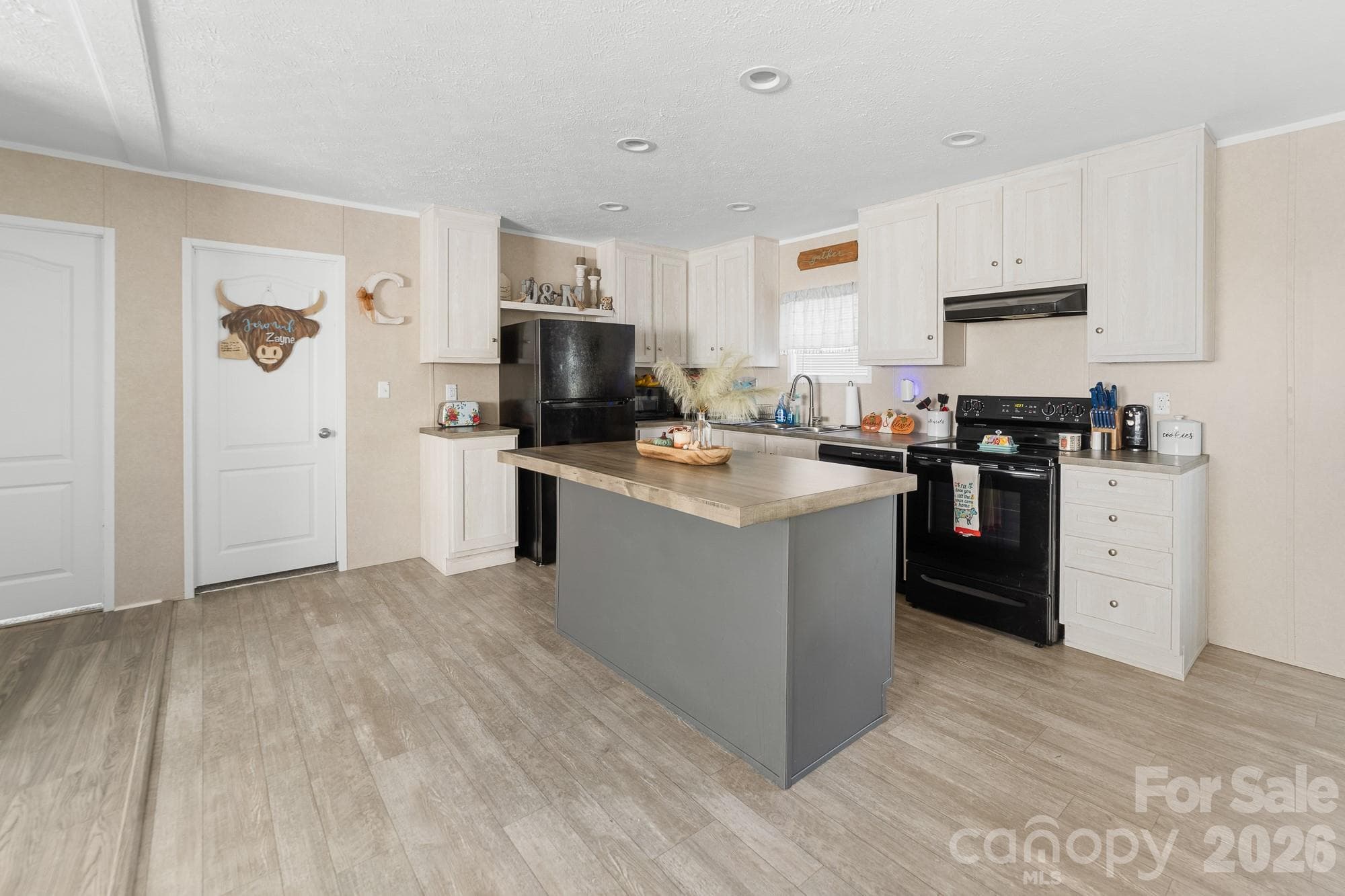 Single Family Residence at 106 Ol Field Court, Lawndale, photo 13 of 34
