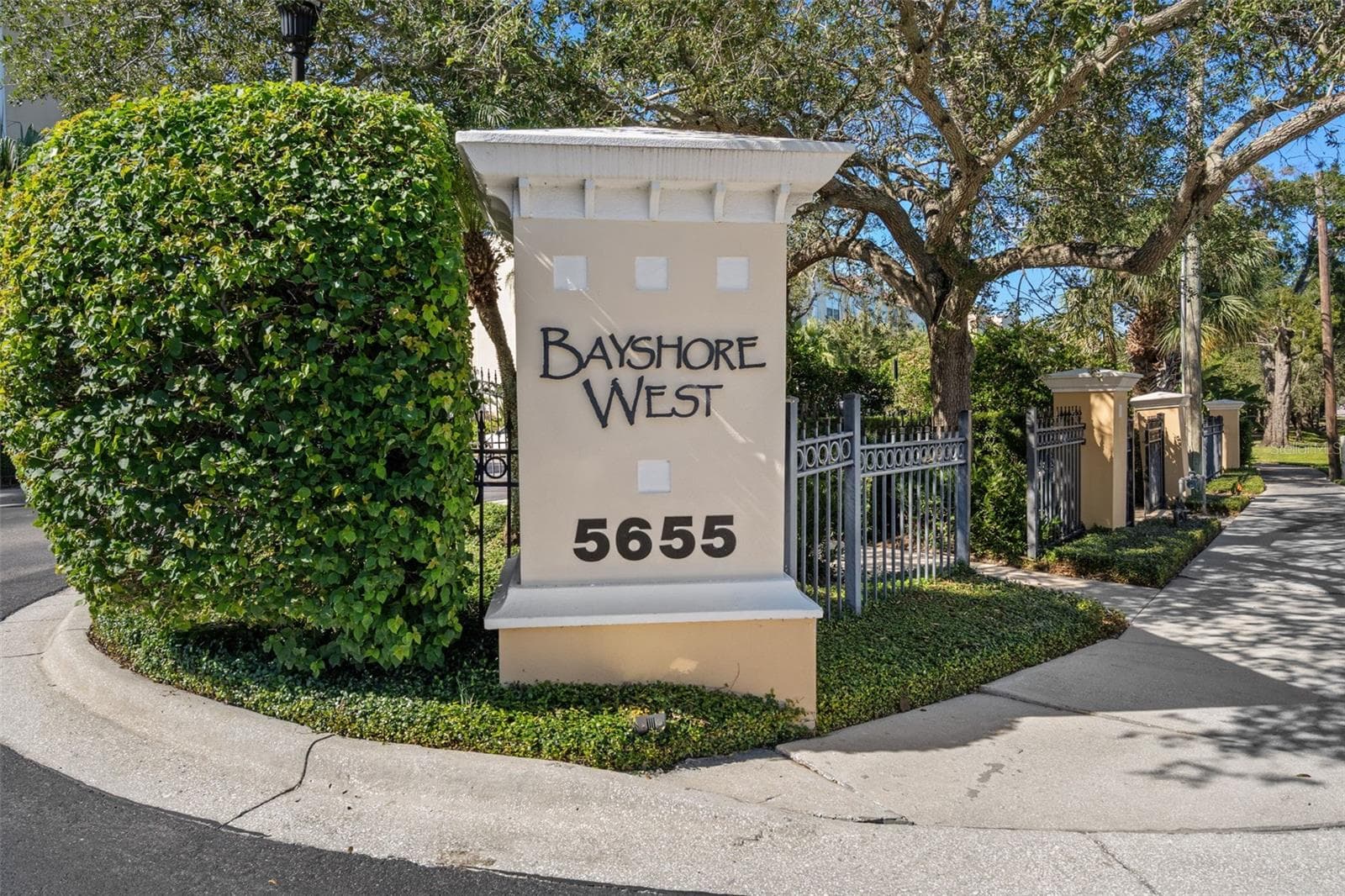 Bayshore West entrance - 3181 BAYSHORE OAKS DR, TAMPA