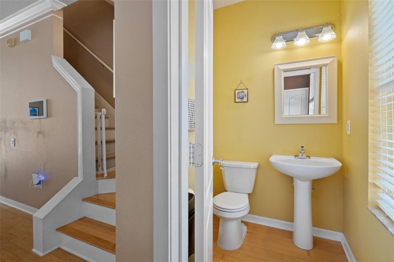Second-floor half bathroom - 3181 BAYSHORE OAKS DR, TAMPA