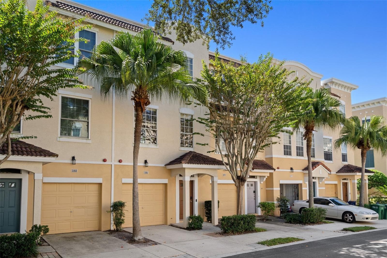 Front exterior - wider street-facing view - 3181 BAYSHORE OAKS DR, TAMPA