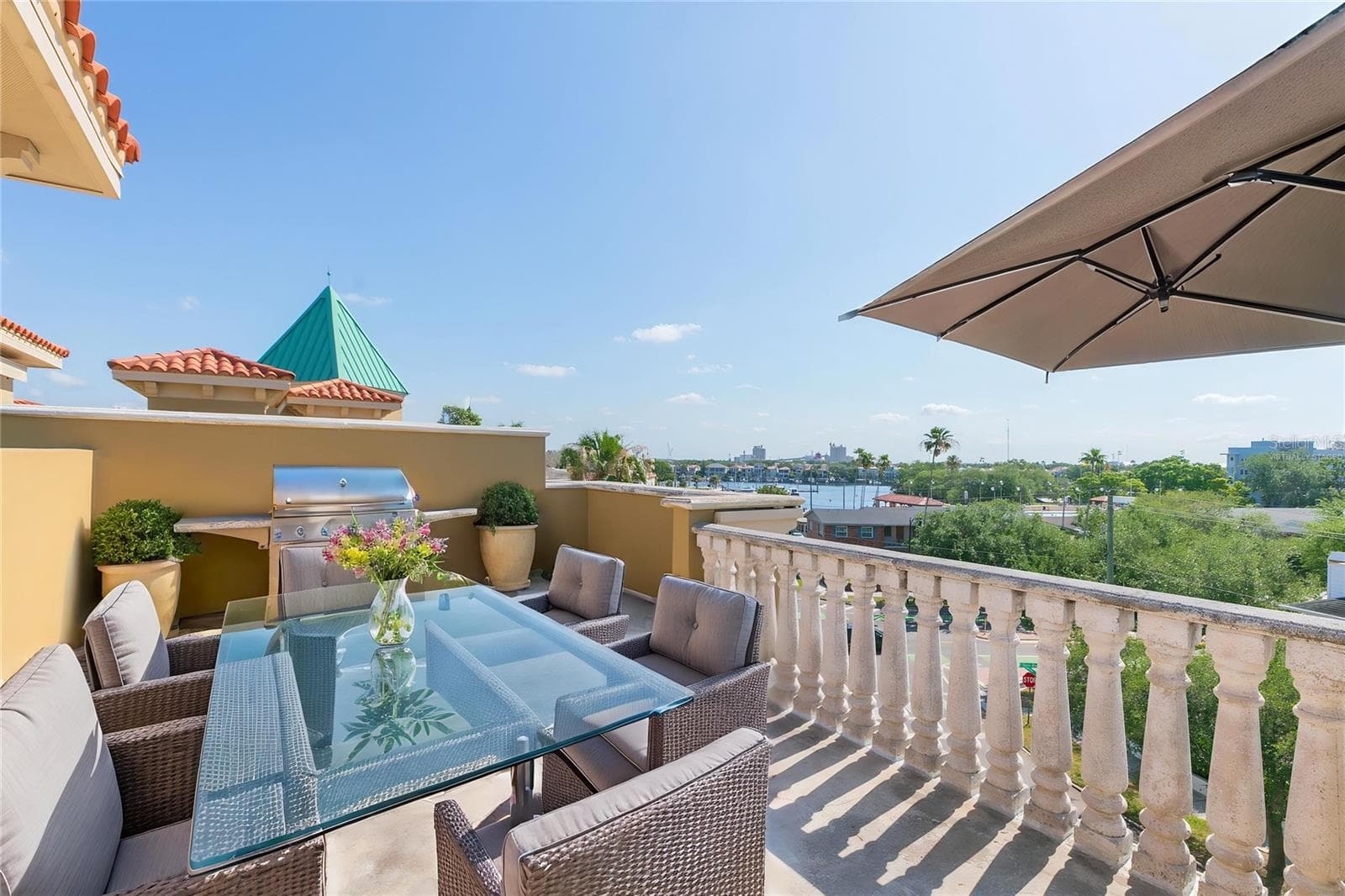 Virtually staged; great views and sunsets included - 114 E DAVIS BLVD #13, TAMPA