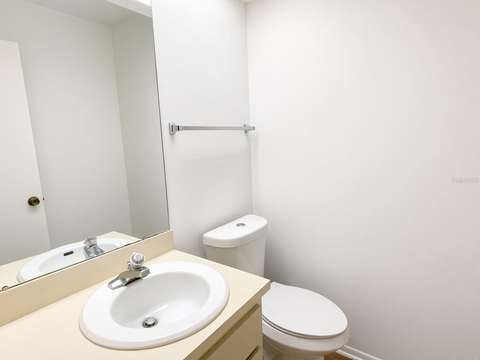 Guest Half Bathroom - 1125 MONTROSE PL, DUNEDIN