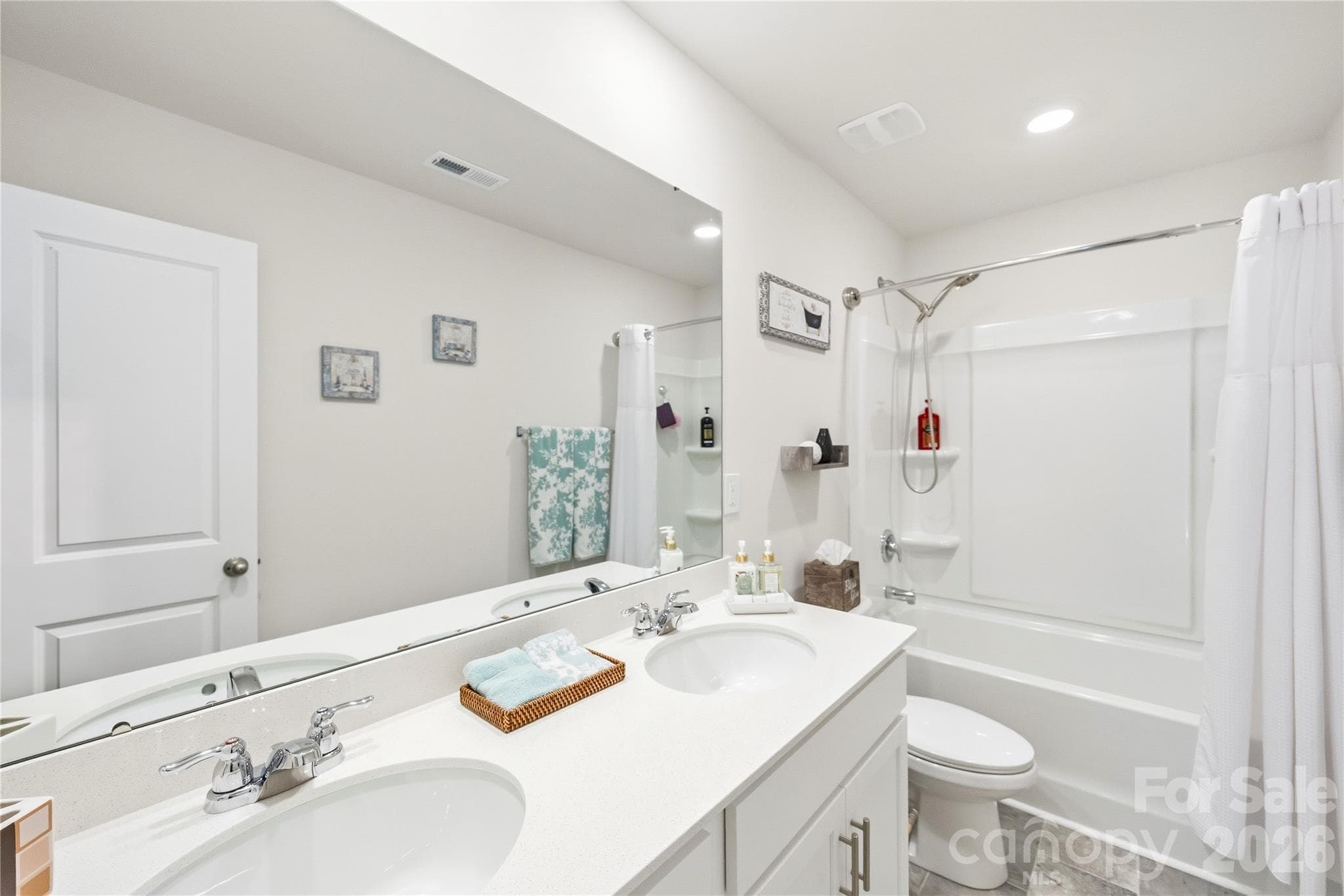 Upper level- dual vanity, full bathroom. - 9022 Poquoson Drive, Gastonia