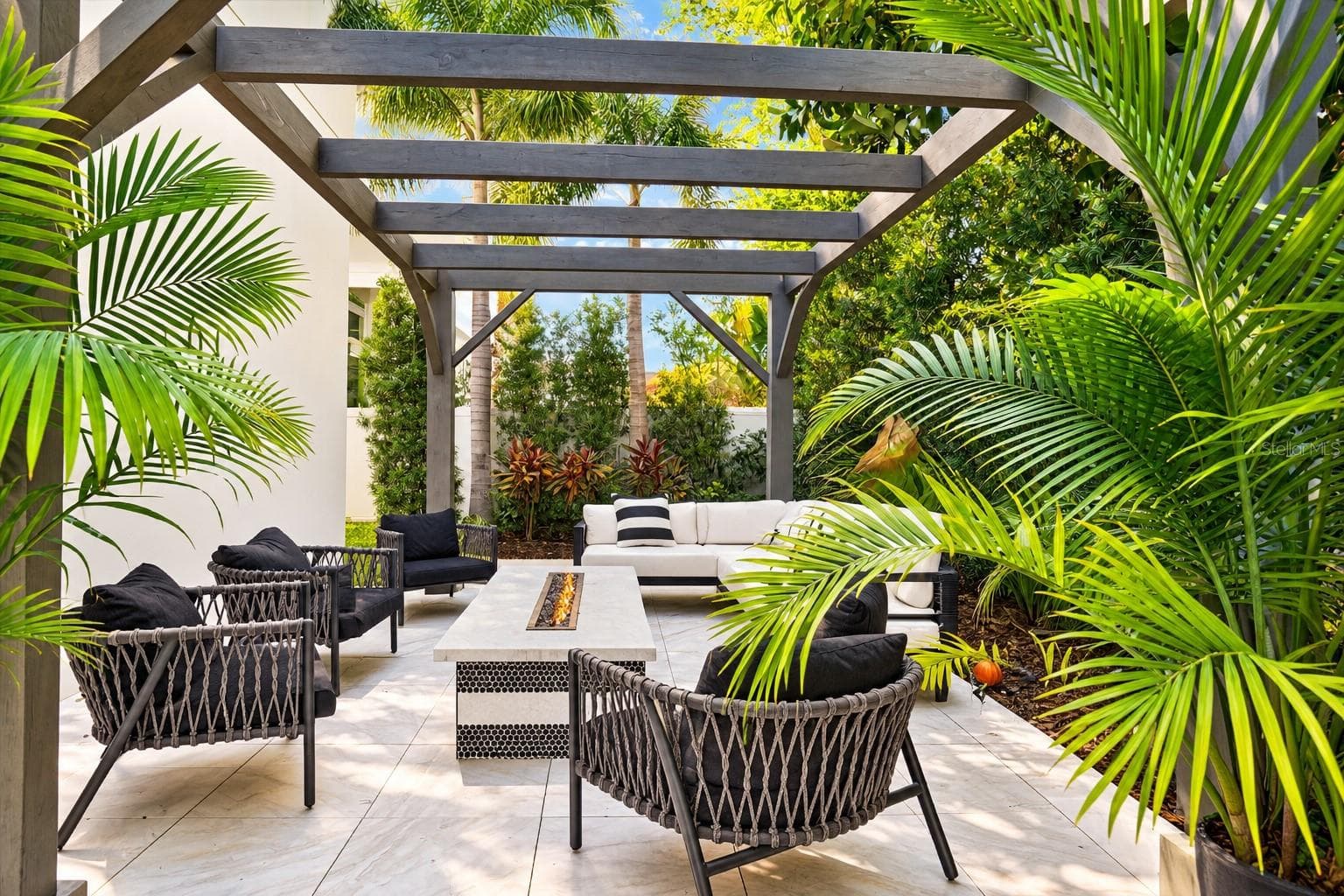 Outside sitting area w/firepit - 4807 W LONGFELLOW AVE, TAMPA