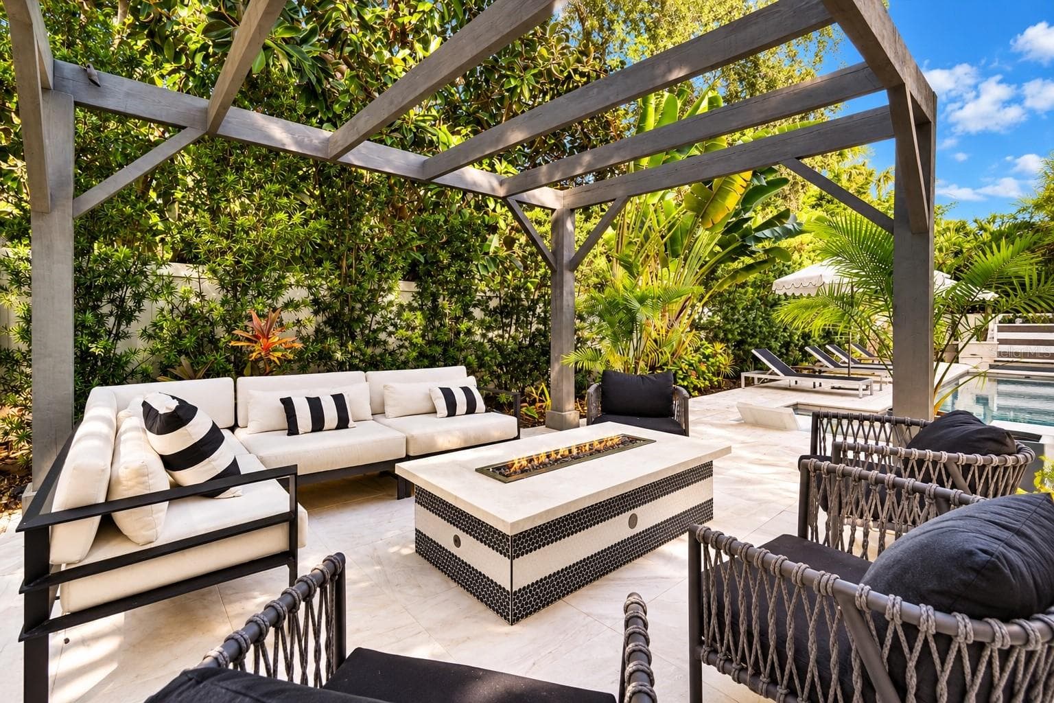 Outdoor sitting area w/firepit - 4807 W LONGFELLOW AVE, TAMPA