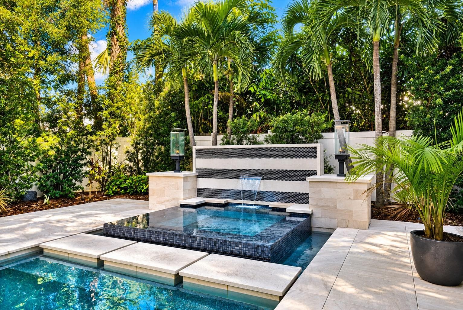 Spa w/waterfall and natural gas sconces - 4807 W LONGFELLOW AVE, TAMPA