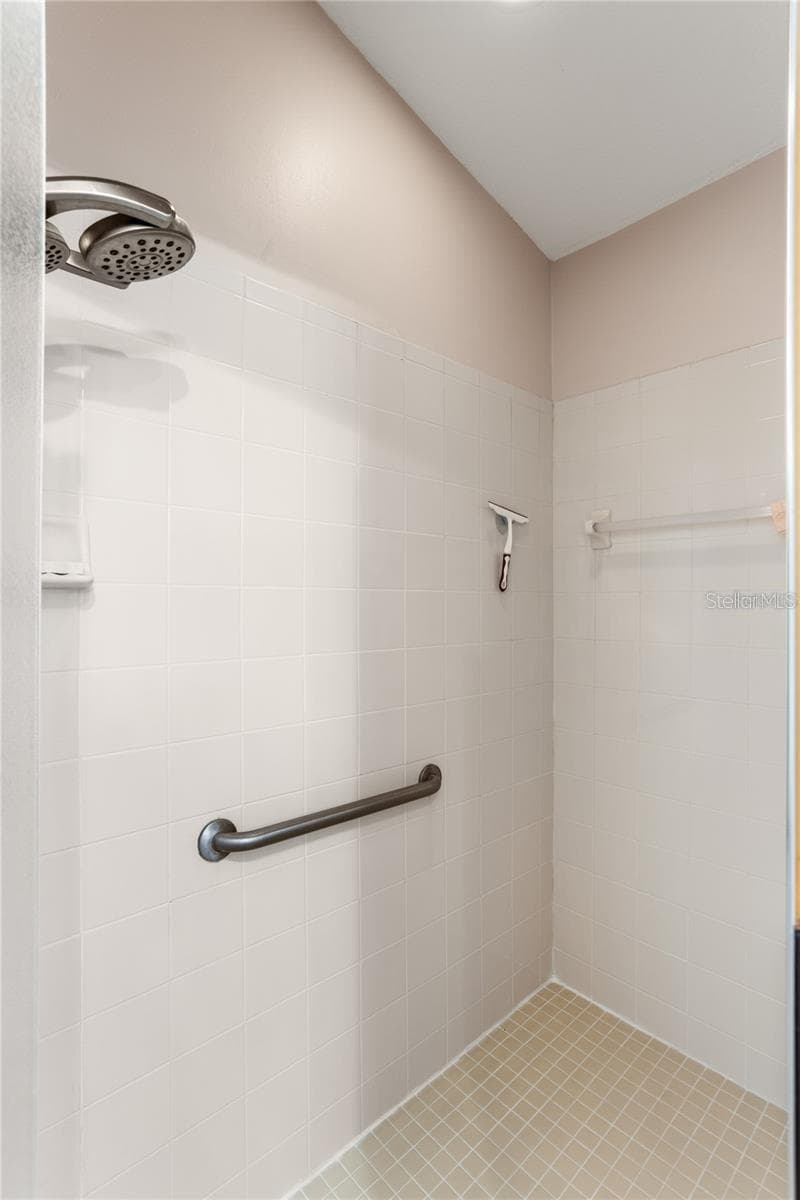 Guest Bathroom - 25233 LOST OAK CIR, LEESBURG